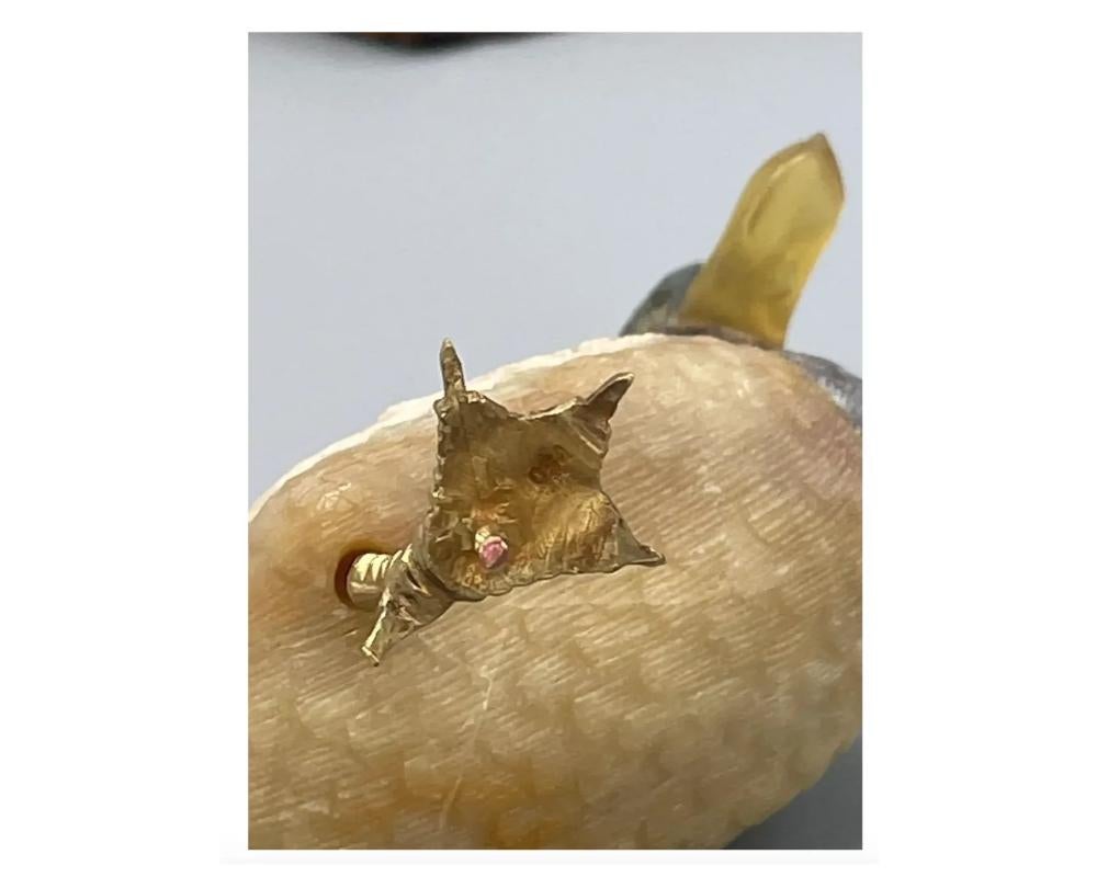 Figura de piedra dura de ópalo tallada en oro de 18 quilates siglo XX en venta