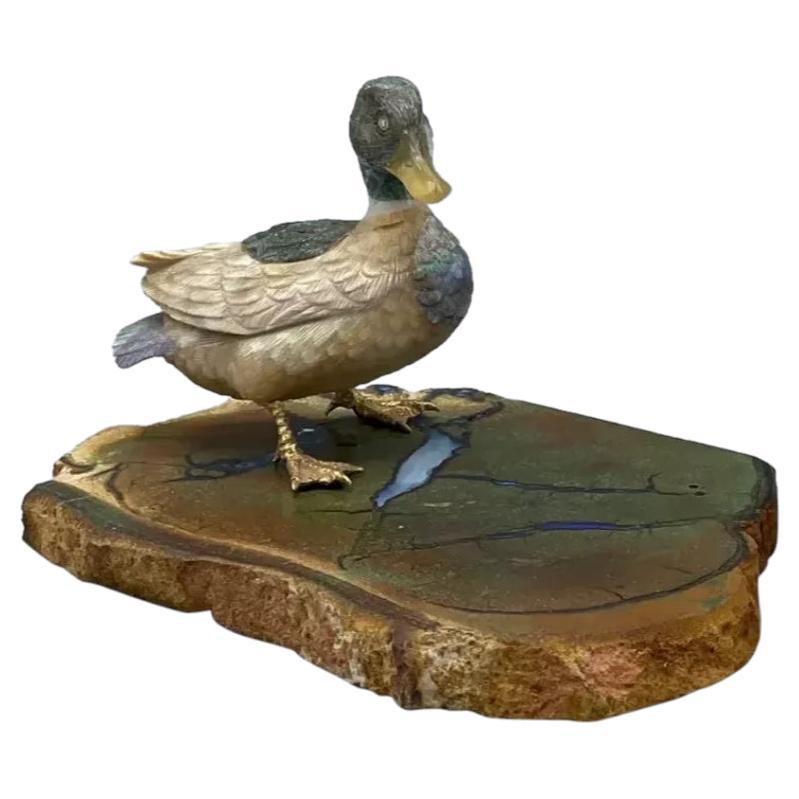 Canard en or 18k sculpté en pierre dure opale en vente