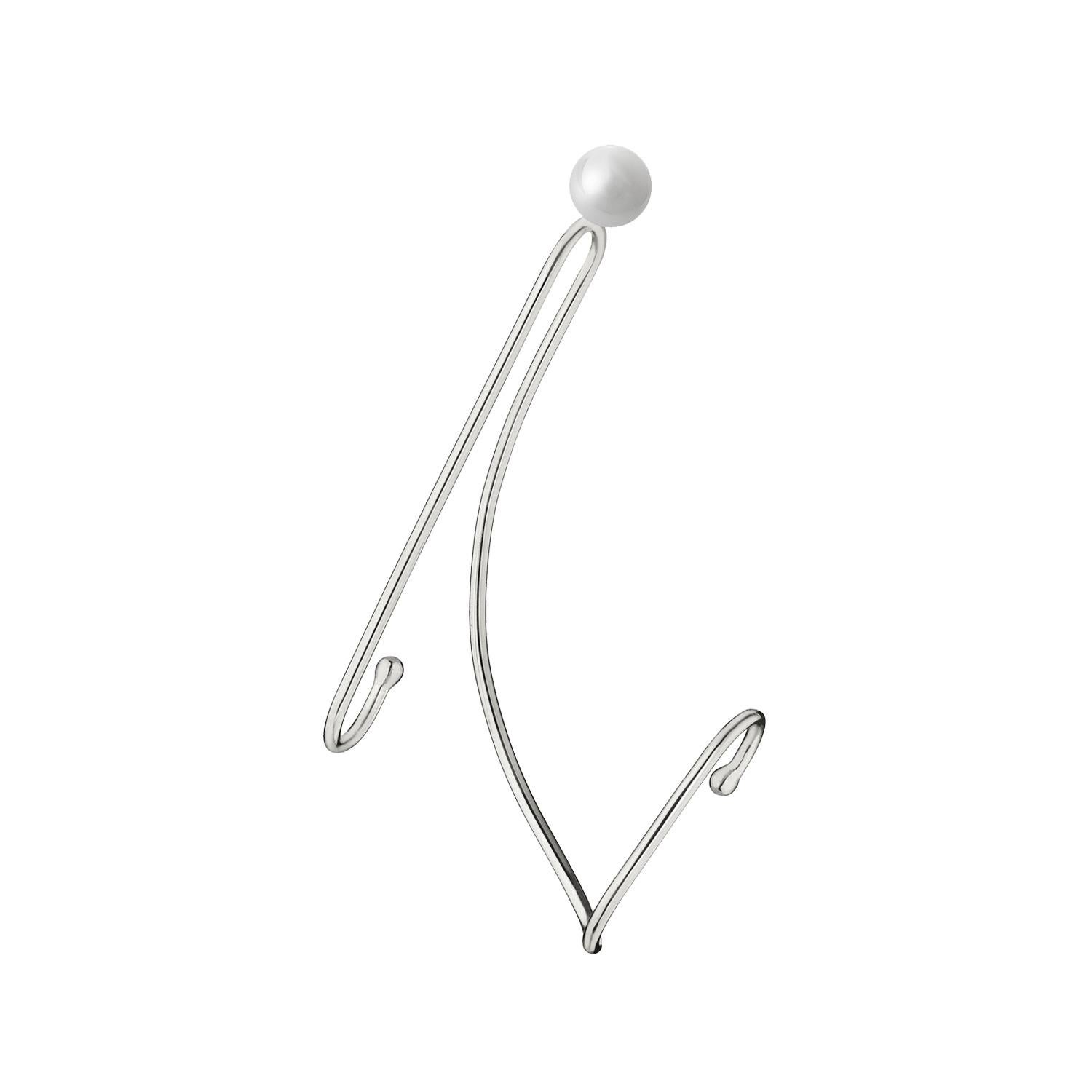 N 20, chiamato Valeria, è un bracciale scultoreo progettato per abbracciare l'orecchio con una tensione aggraziata e una geometria fluida. La sua forma è raffinata e intenzionale - delicata ma decisa - e bilancia movimento, leggerezza e struttura in