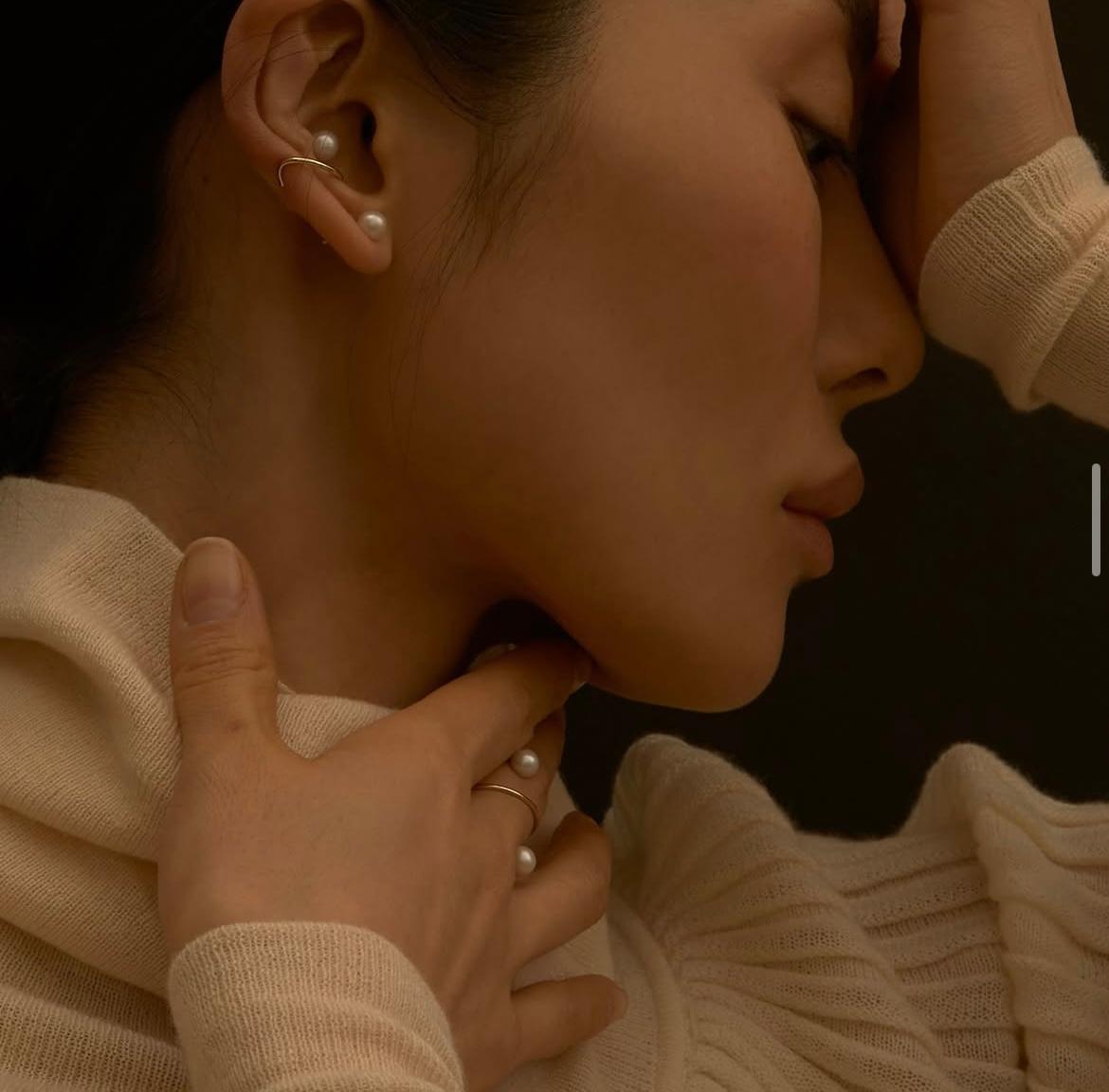 ear cuff de oro de 18 quilates con perla de río en Nuevo estado para la venta en Antwerpen, BE