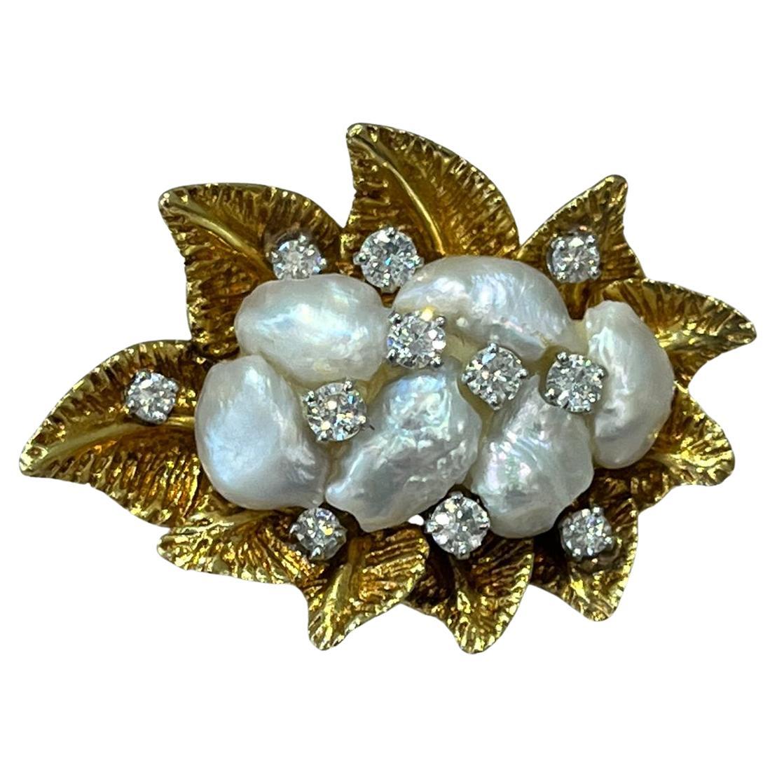 Orecchini in oro 18K con diamanti e perle naturali in un design a foglie di vite