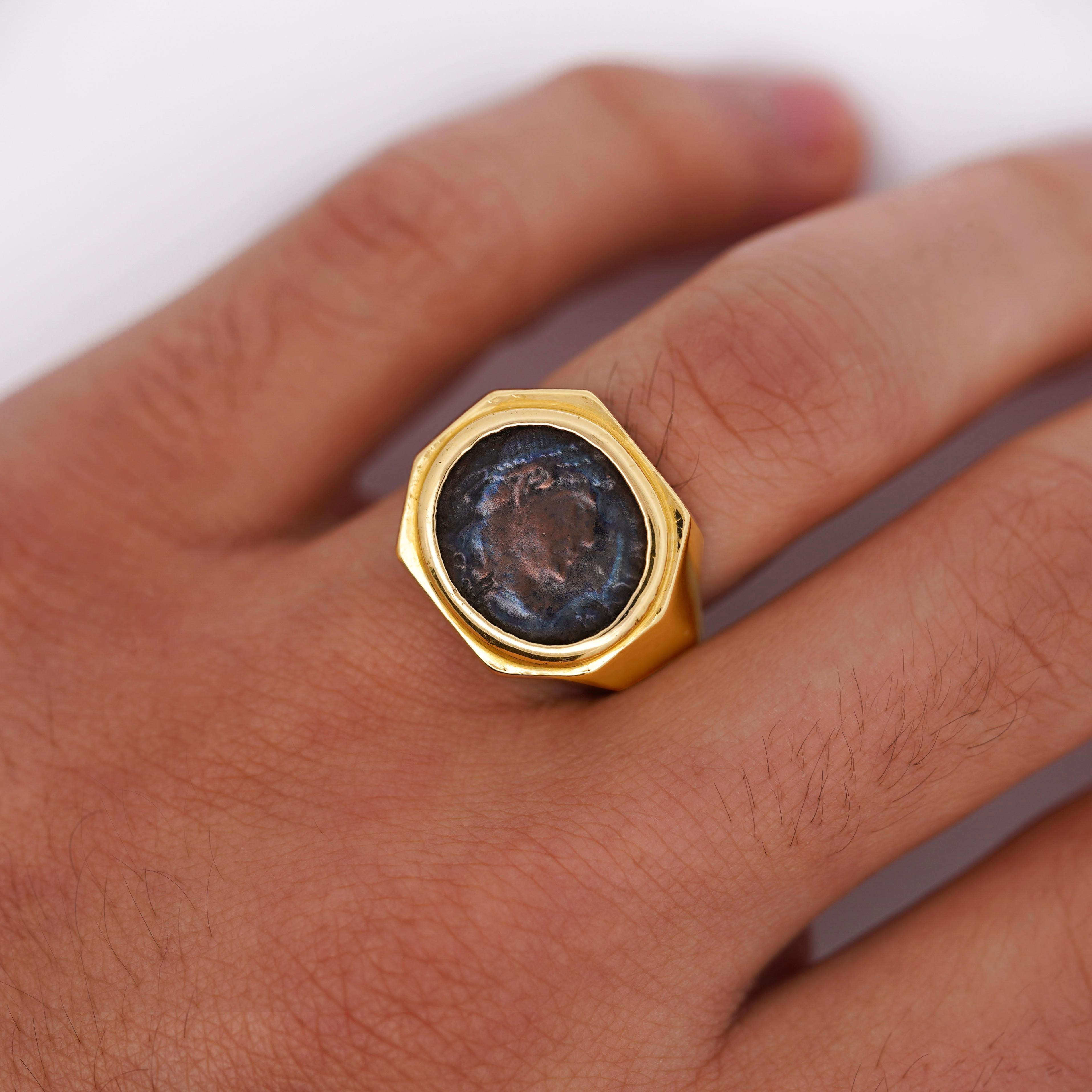 Un'autentica moneta romana paleocristiana incastonata in un audace anello da uomo ottagonale in oro giallo 18 carati.

Dettagli:
Tipo di articolo: Anello da uomo
Metallo: Oro giallo 18 carati
Dimensione: 9.5
Peso: 28 grammi

Questo straordinario