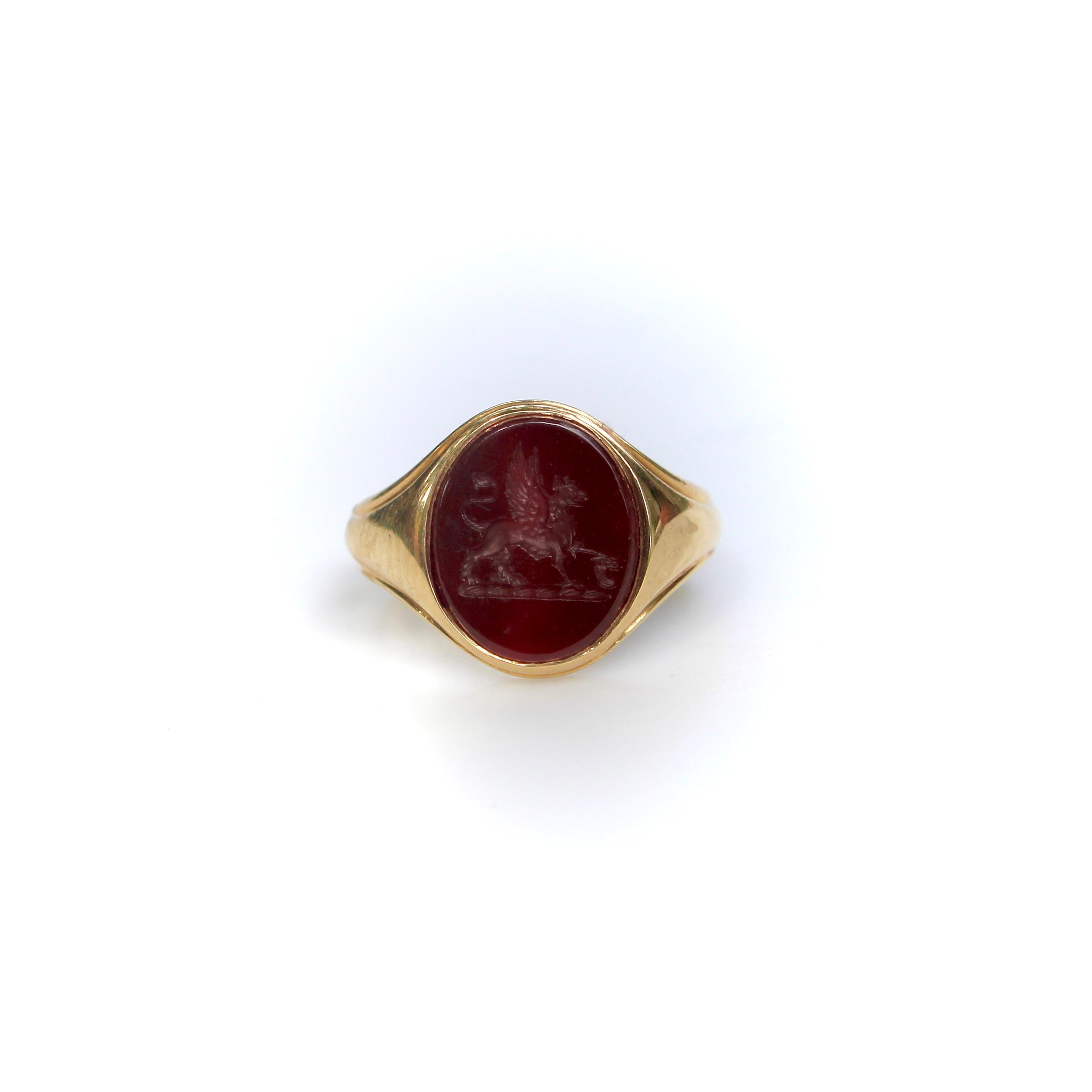 18K Gold Early Victorian Agate Griffin Intaglio Signet Ring  In Good Condition For Sale In Venice, CA