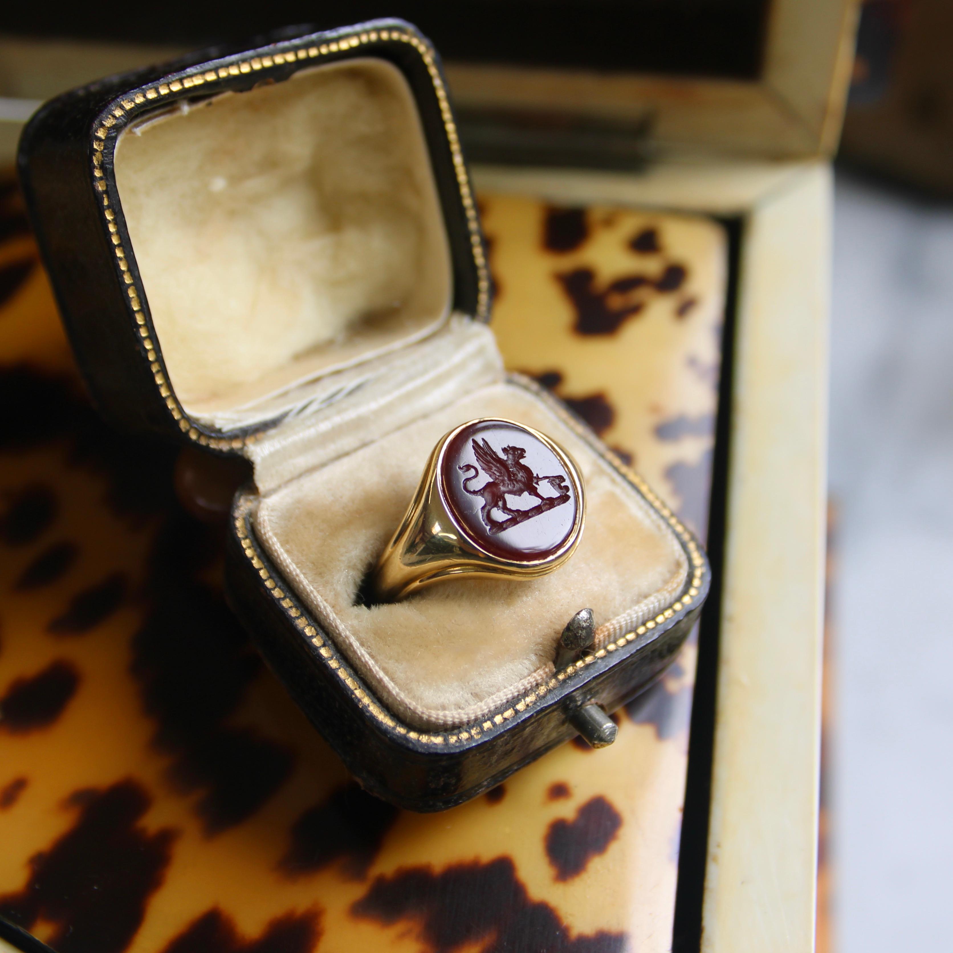 18K Gold Early Victorian Agate Griffin Intaglio Signet Ring  For Sale 3