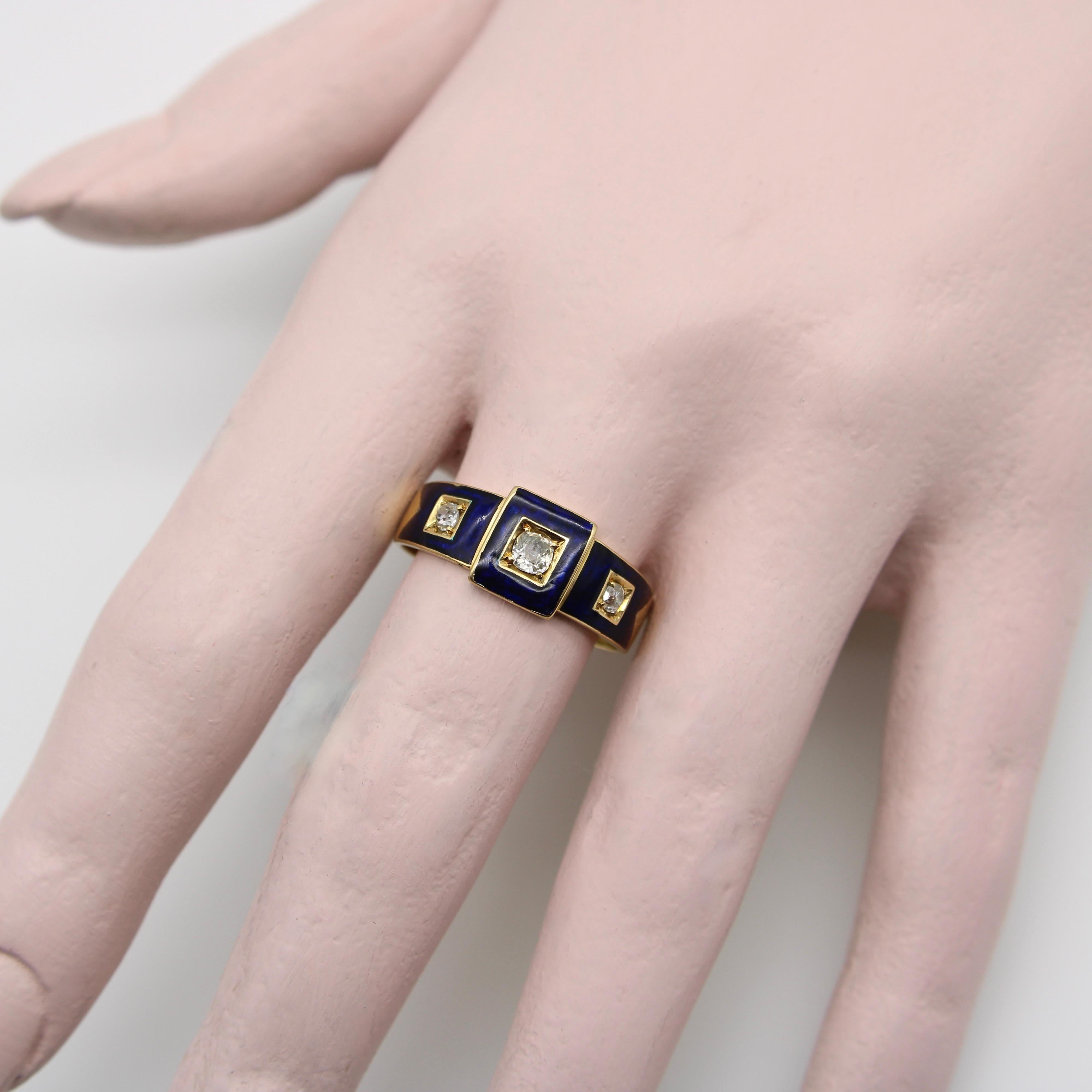 18 Karat Gold Frühviktorianischer Diamant Trilogy-Ring mit blauen Emaille-Details  im Angebot 1