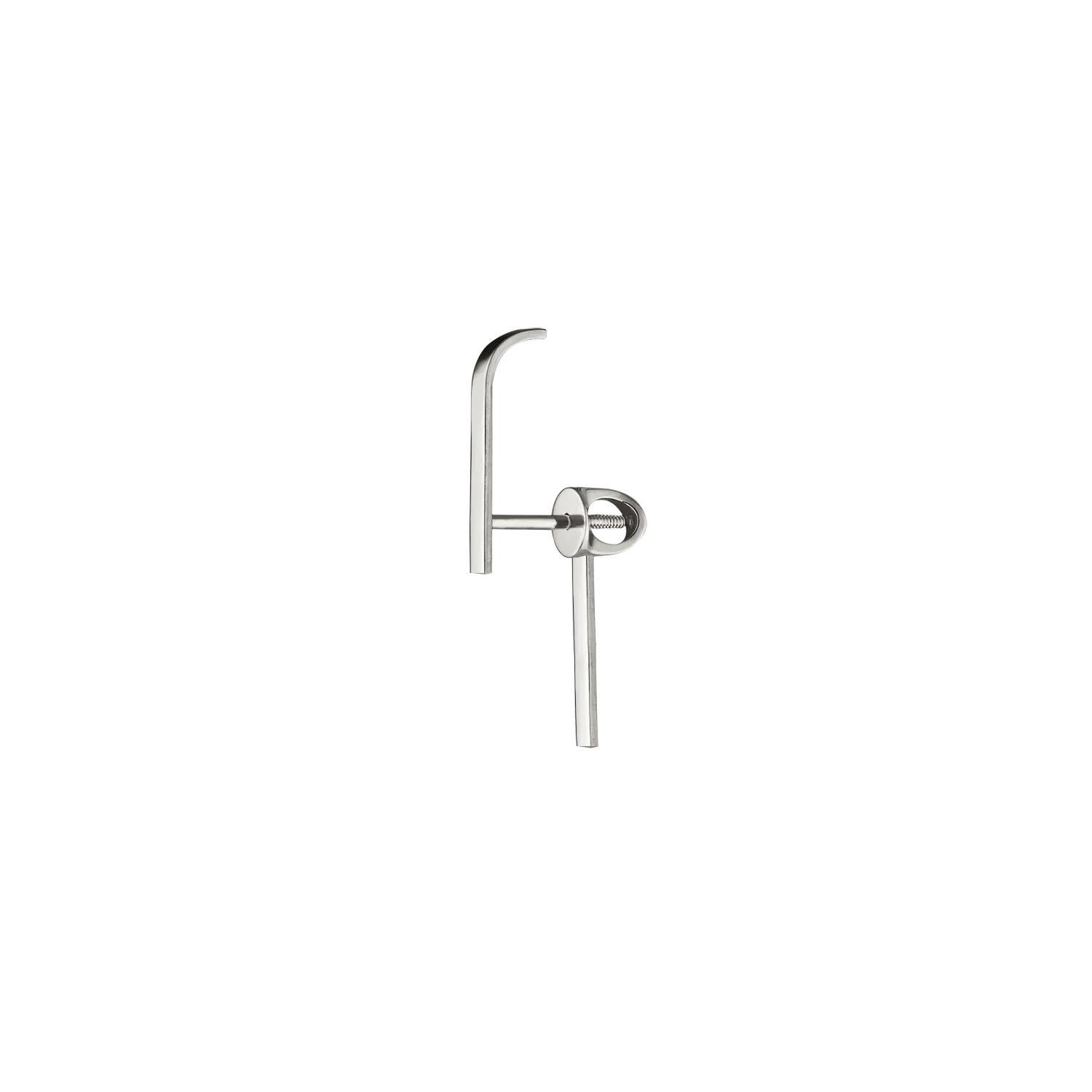 N 3 est une boucle d'oreille sculpturale composée d'une ligne en pointillé - une rupture intentionnelle de la forme qui évoque le rythme, la respiration et l'ouverture. Cette structure à la fois fragmentée et continue invite l'œil à suivre son