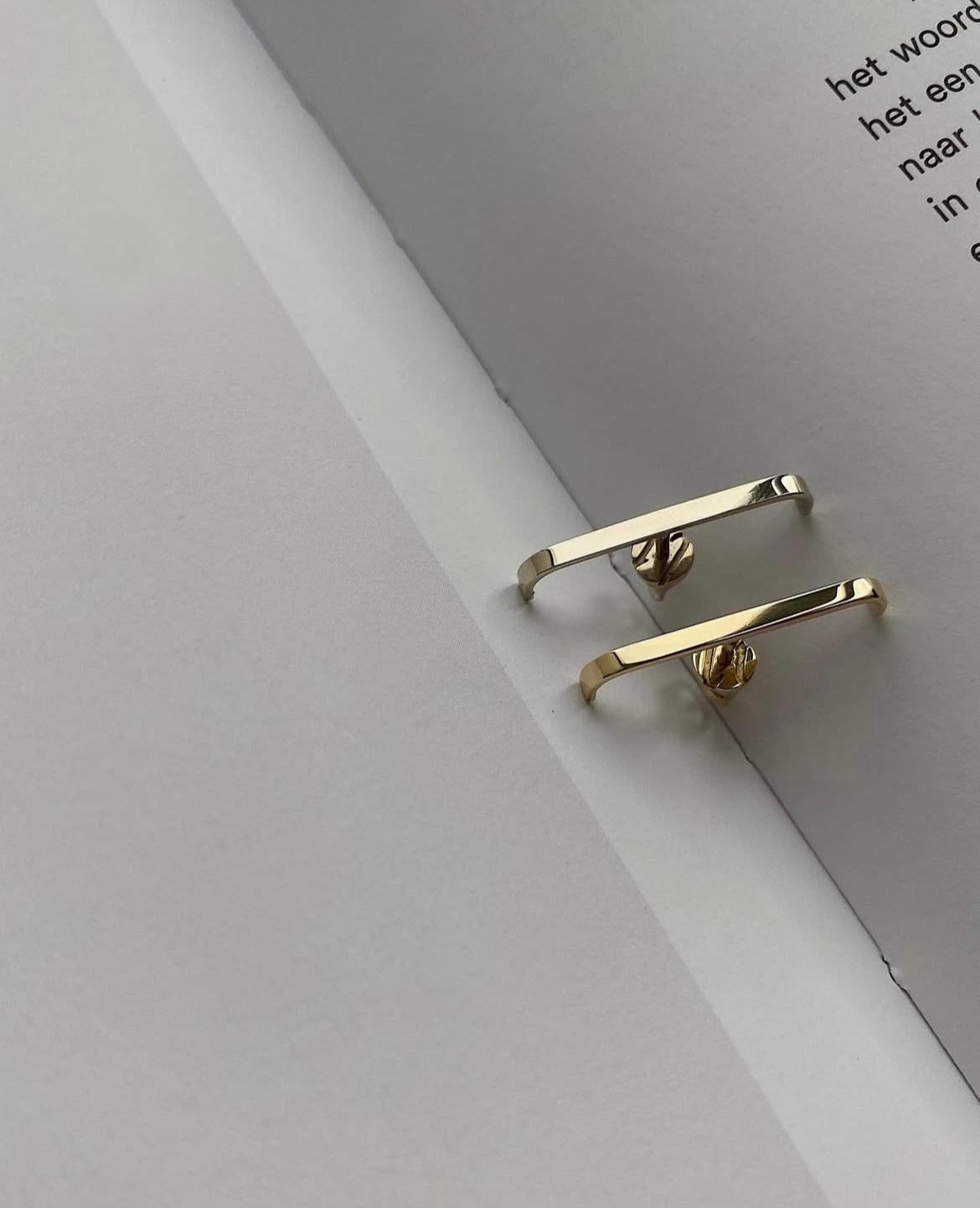 Women's or Men's 18k gold earring For Sale