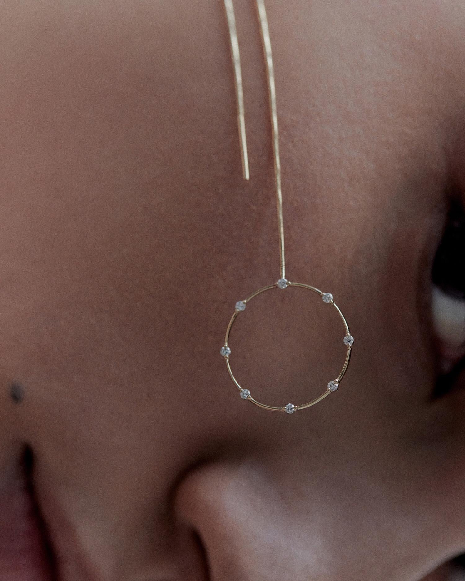 Taille ronde Boucle d'oreille en or 18k avec diamants en vente