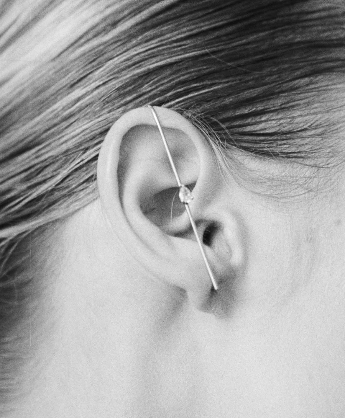 Femenino o masculino Pendiente de oro de 18k con diamante talla pera en venta