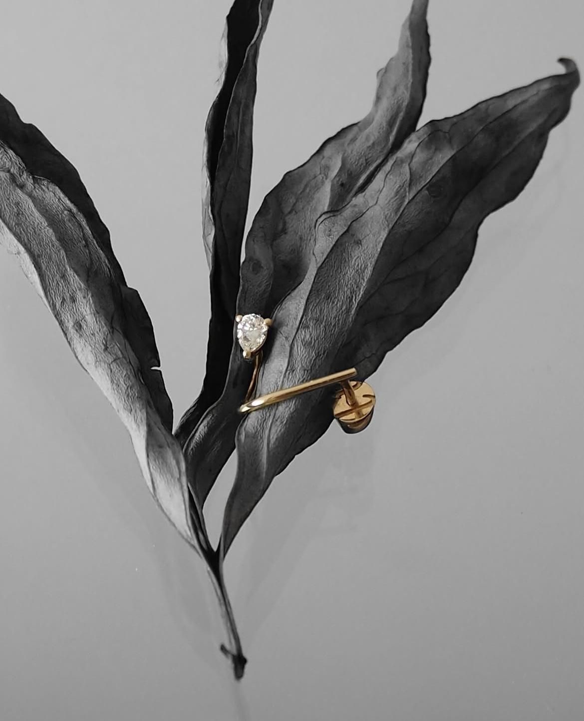 Pendiente de oro de 18k con diamante talla pera en venta 1