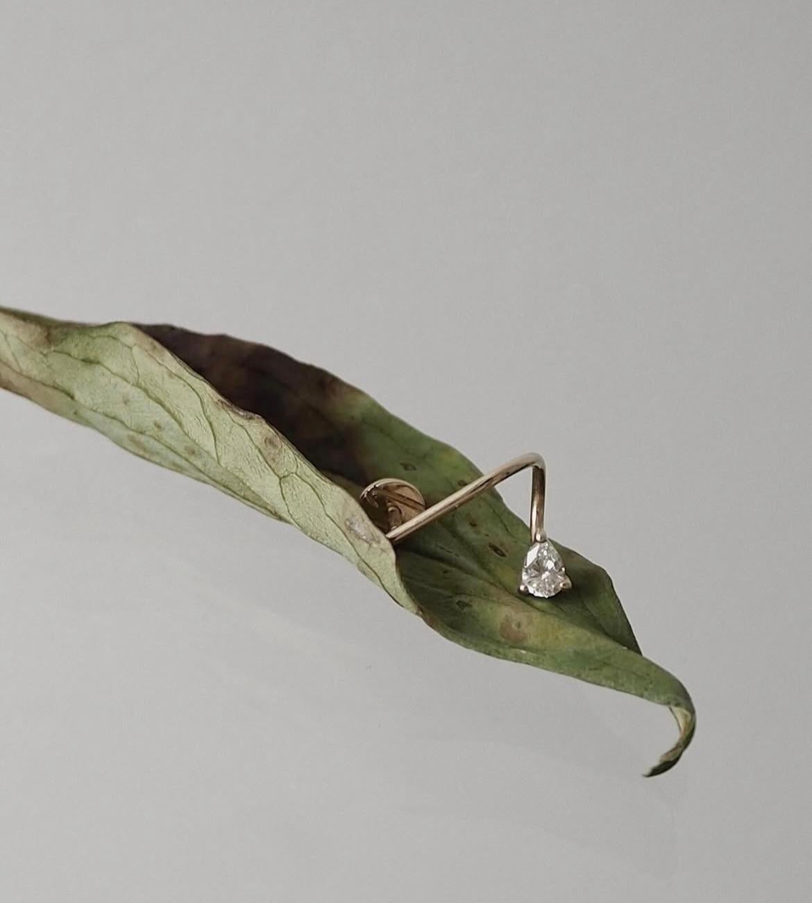 18k gold earring with pear-cut diamond For Sale 3