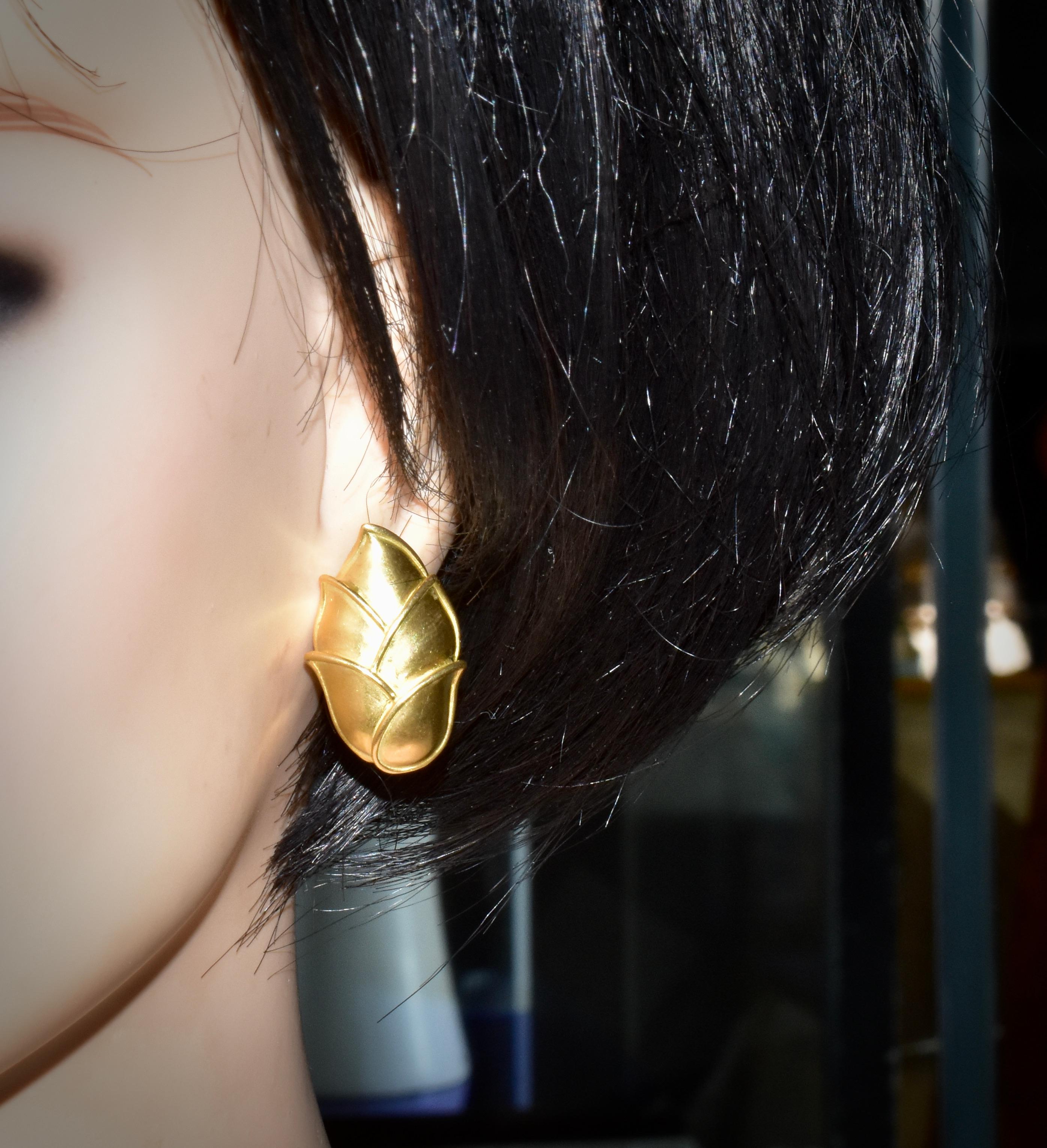Angela Cummings, eine wichtige Designerin für Tiffany & Co., hat diese sehr tragbaren Ohrringe aus 18 Karat Gelbgold entworfen. 
 Diese Ohrringe sind 1,25 Zoll lang und 0,75 Zoll breit.  Jeder Ohrring ist mit Cummings signiert und trägt das