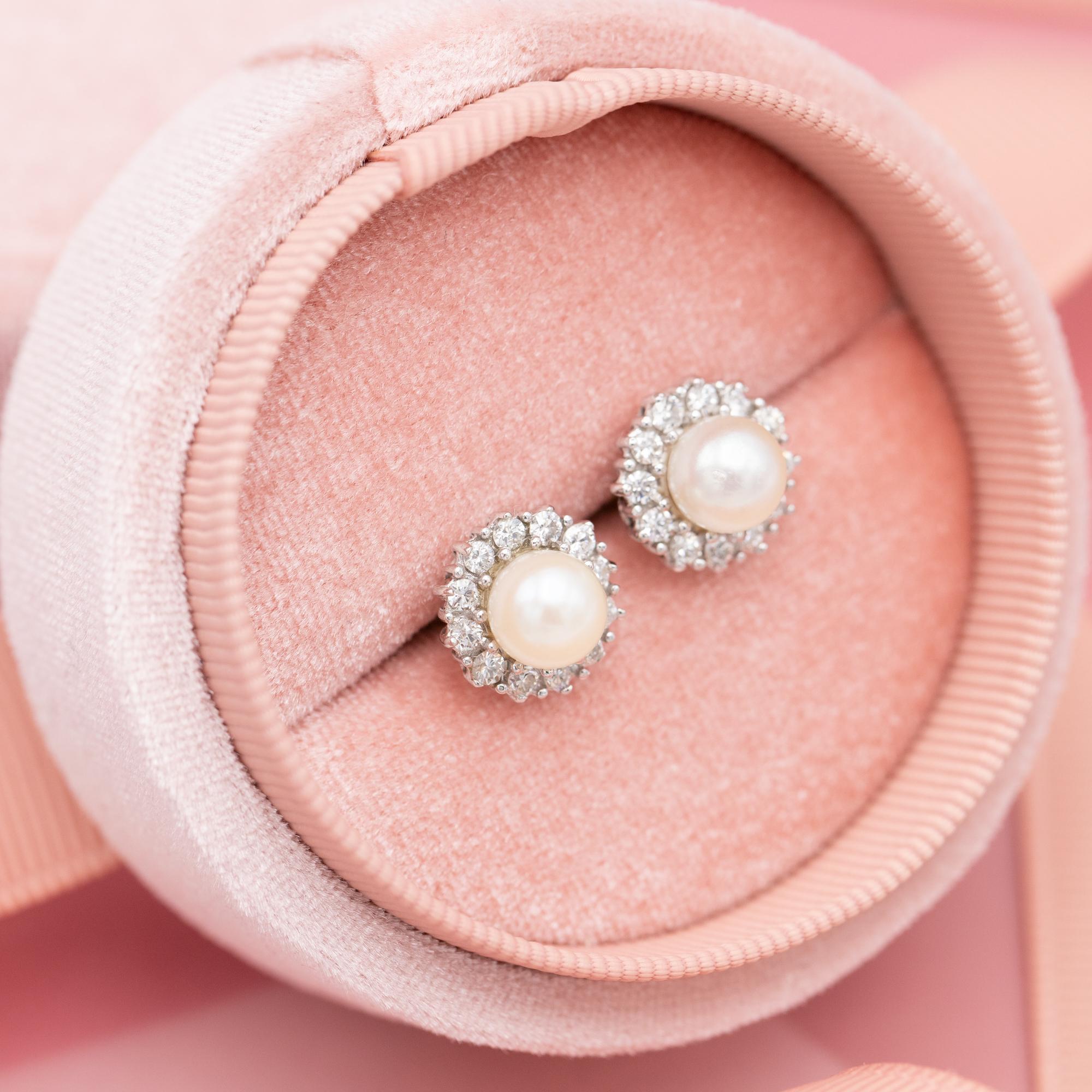 For sale is this 18 K white gold pair of diamond earrings. This beautiful pair is set with a total of twenty-four brilliant cut diamonds which combine for approximately 0,6ct. They are set in a floral composition in a white gold setting around a