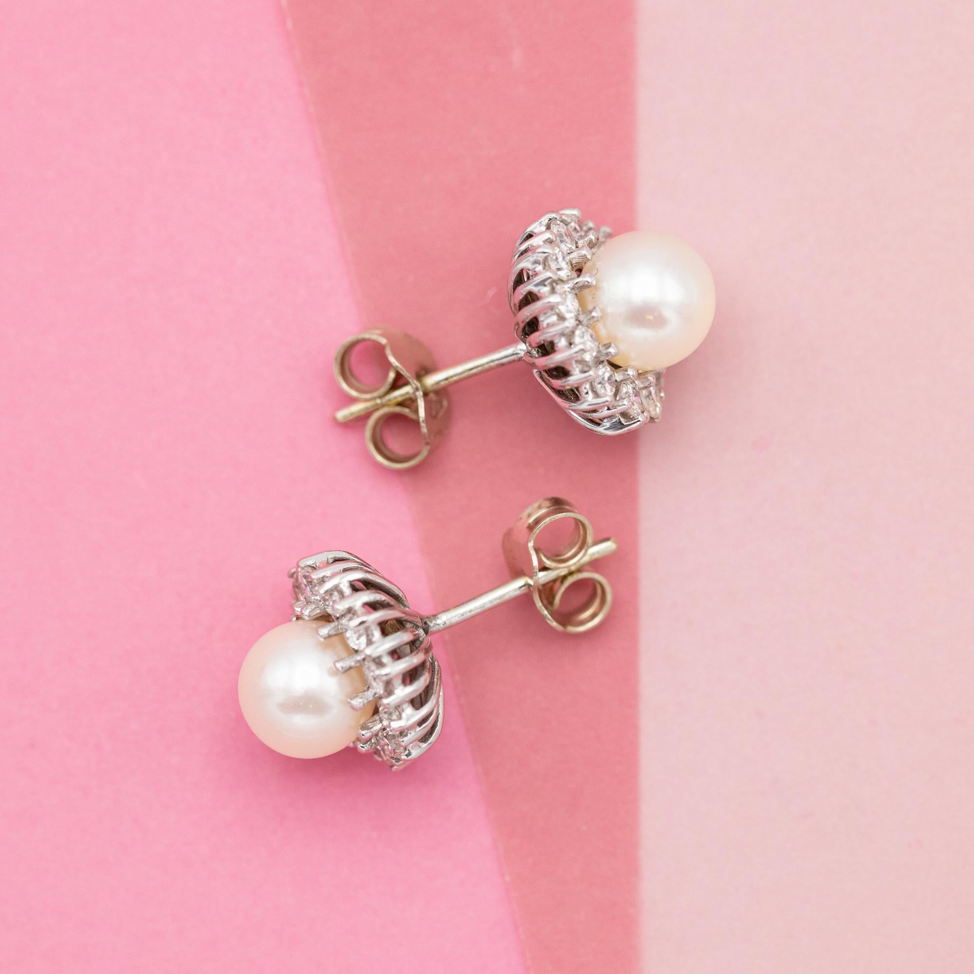 Brilliant Cut 18K gold earrings - Small floral diamond and pearl cluster studs - 0.6 ct For Sale