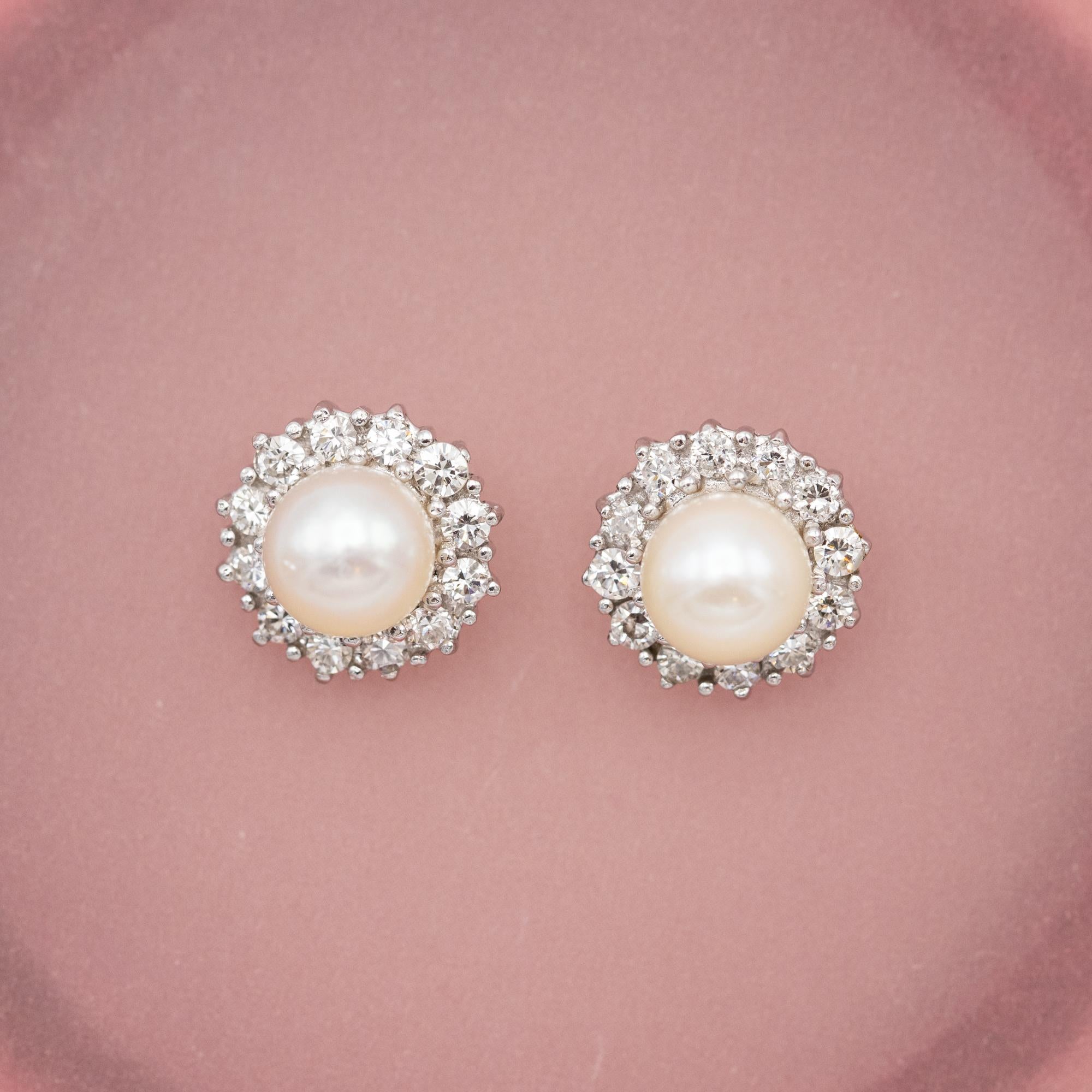 18K gold earrings - Small floral diamond and pearl cluster studs - 0.6 ct In Good Condition For Sale In Antwerp, BE