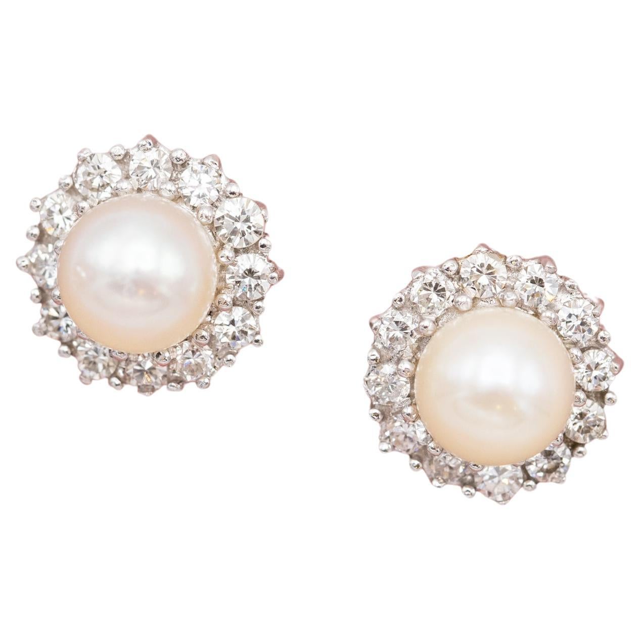 18K gold earrings - Small floral diamond and pearl cluster studs - 0.6 ct For Sale