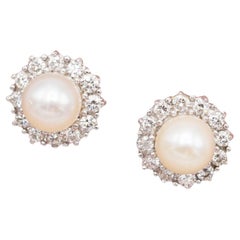 18K gold earrings - Small floral diamond and pearl cluster studs - 0.6 ct