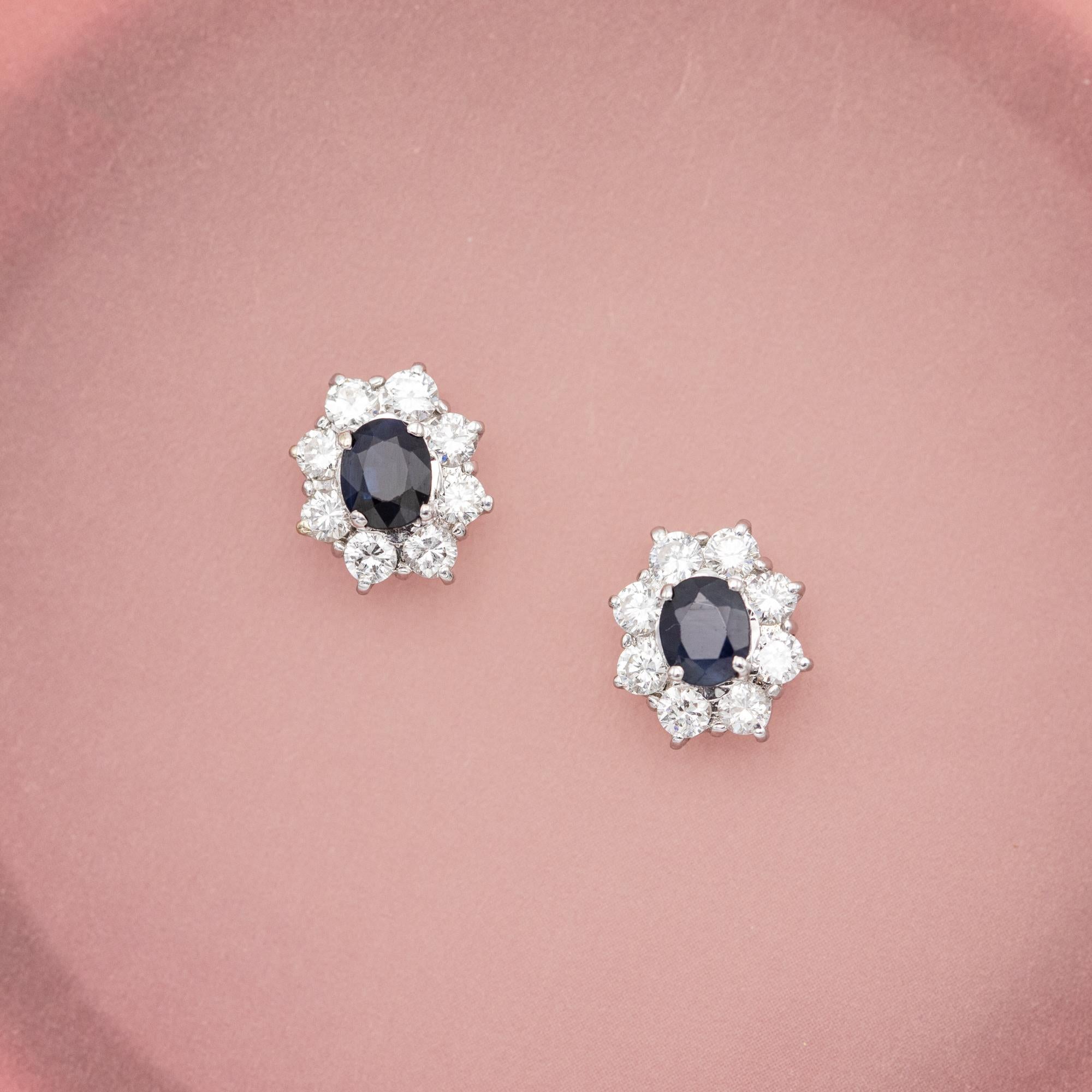 18K gold earrings - Small floral diamond and sapphire cluster studs - classic In Good Condition For Sale In Antwerp, BE