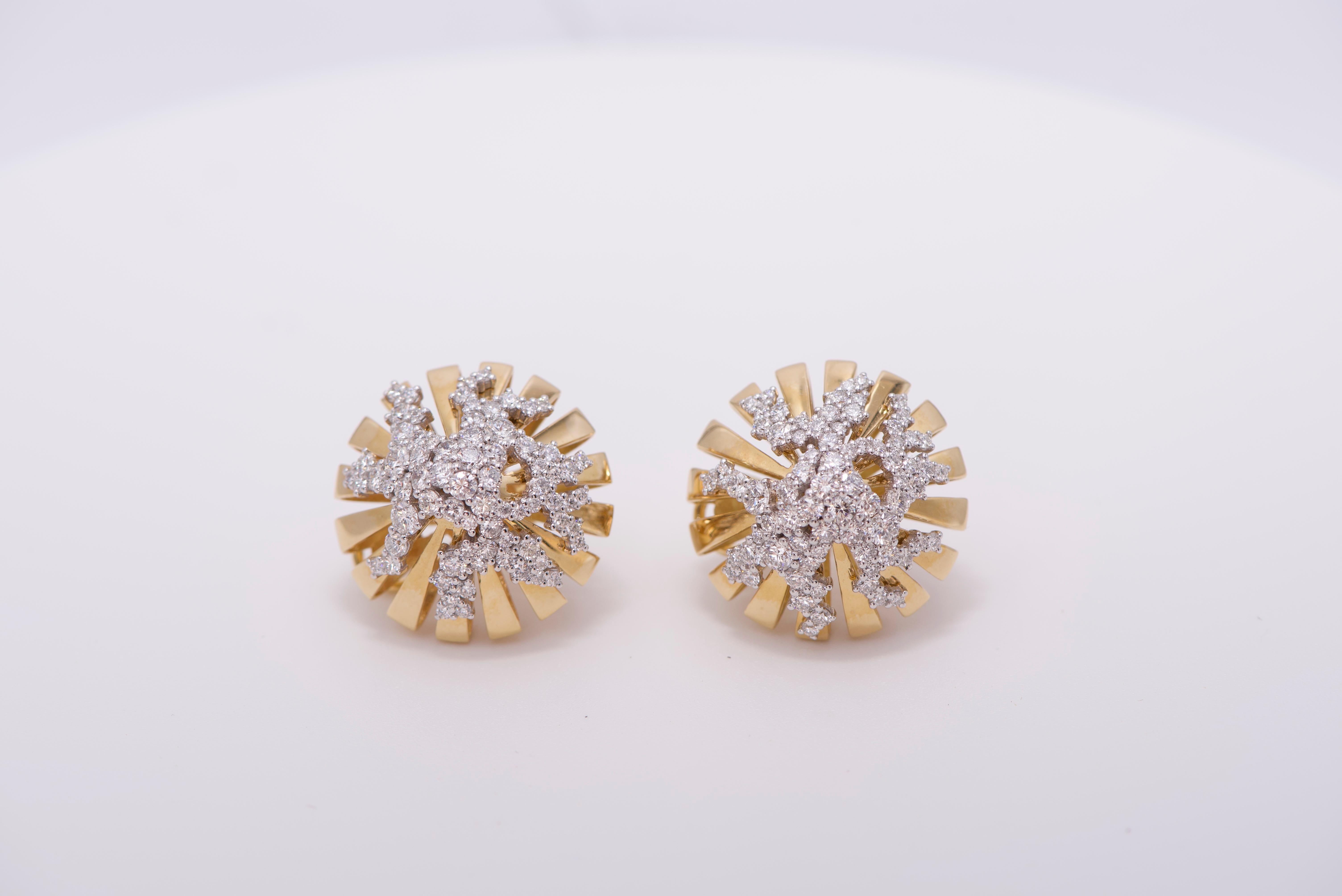 18K Gold Earrings with Cluster of Diamonds In New Condition For Sale In Huntington, NY