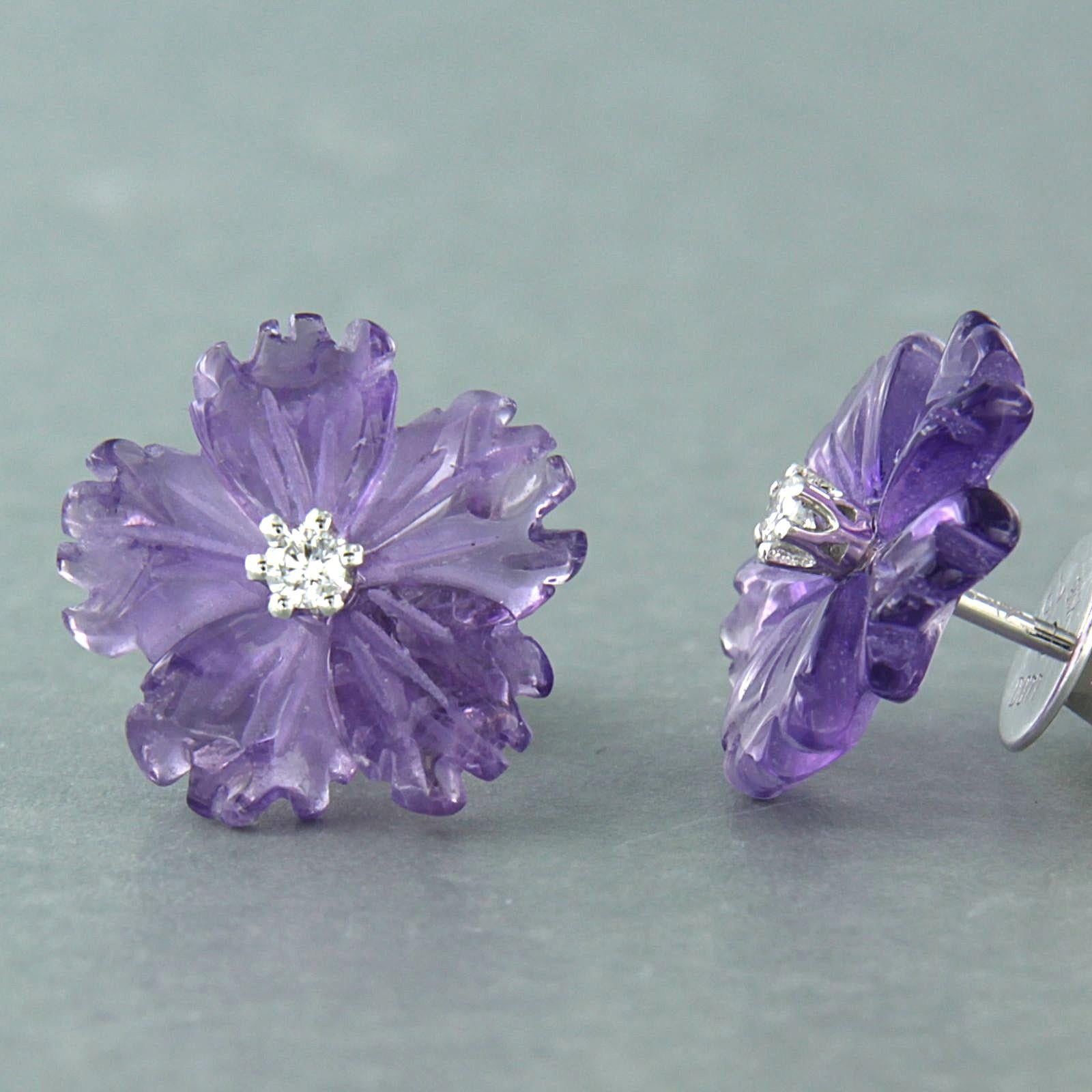 18k white gold stud earrings with flower shape cut amethyst and brilliant cut diamond 0.08 ct - G/H - VS/SI

detailed description:

the front of the stud is 1.4 cm wide

weight 2.3 grams

set with

- 2 x 1.4 mm flower shape cut amethyst

color