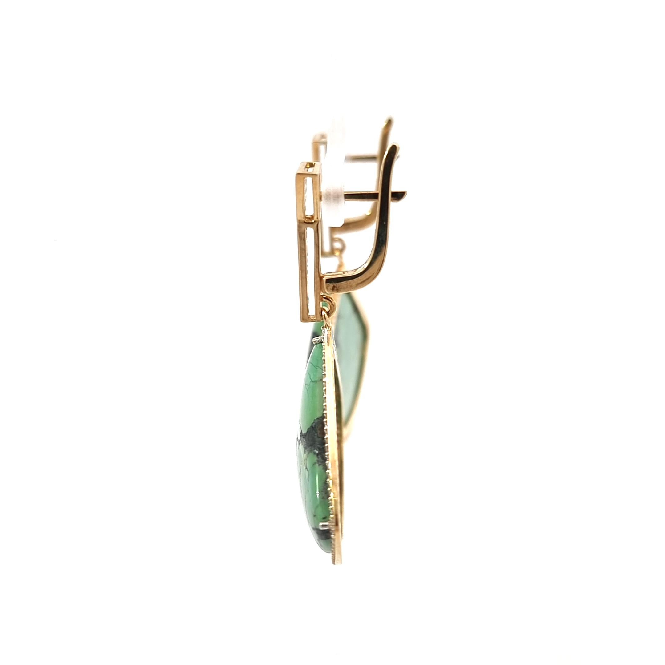 Taille ronde Boucles d'oreilles en or 18 carats avec turquoise verte et diamants en vente