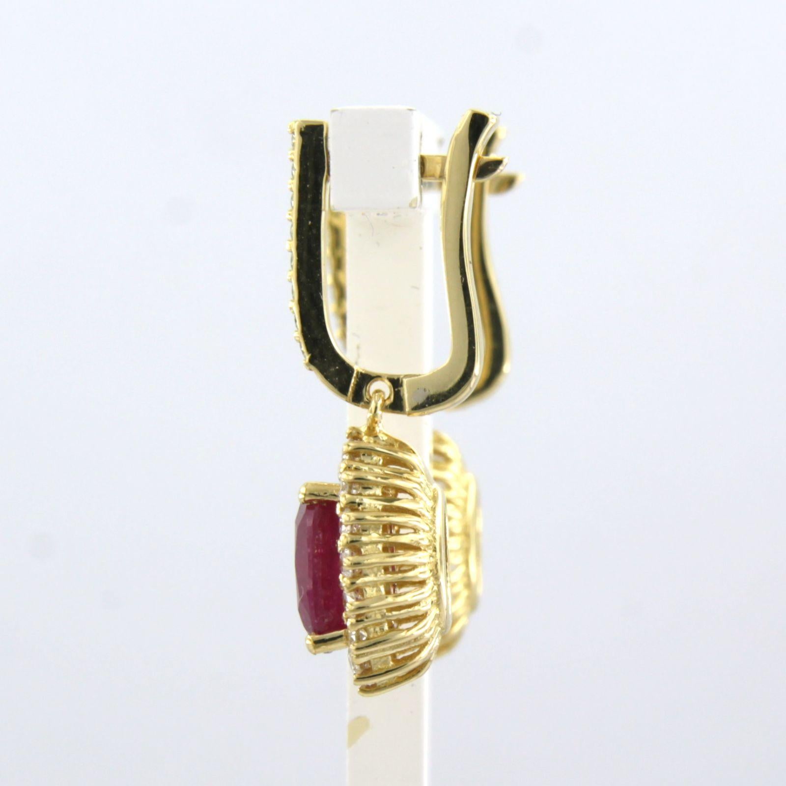 Pendientes de oro amarillo de 18 quilates engastados con rubí hasta. 3,40 ct y diamantes talla brillante hasta. 0,64 ct - F/G - VS/SI

descripción detallada:

el tamaño del pendiente es de 2,5 cm de alto y 1,0 cm de ancho

peso: 6,7 gramos

ocupado