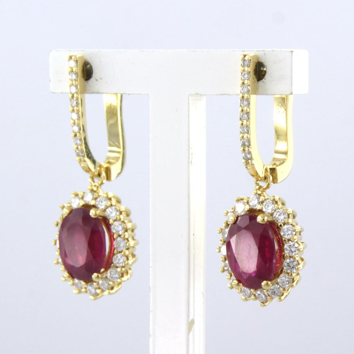 Pendientes de oro de 18 quilates con rubí hasta. 3,40ct y diamantes talla brillante hasta.0,64ct Corte brillante