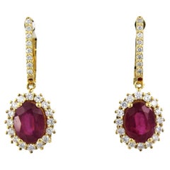 18 Karat Gold Ohrringe mit Rubin bis zu. 3,40 Karat und Diamanten im Brillantschliff bis zu 0,64 Karat