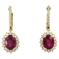 Pendientes de oro de 18 quilates con rubí hasta. 3,40ct y diamantes talla brillante hasta.0,64ct