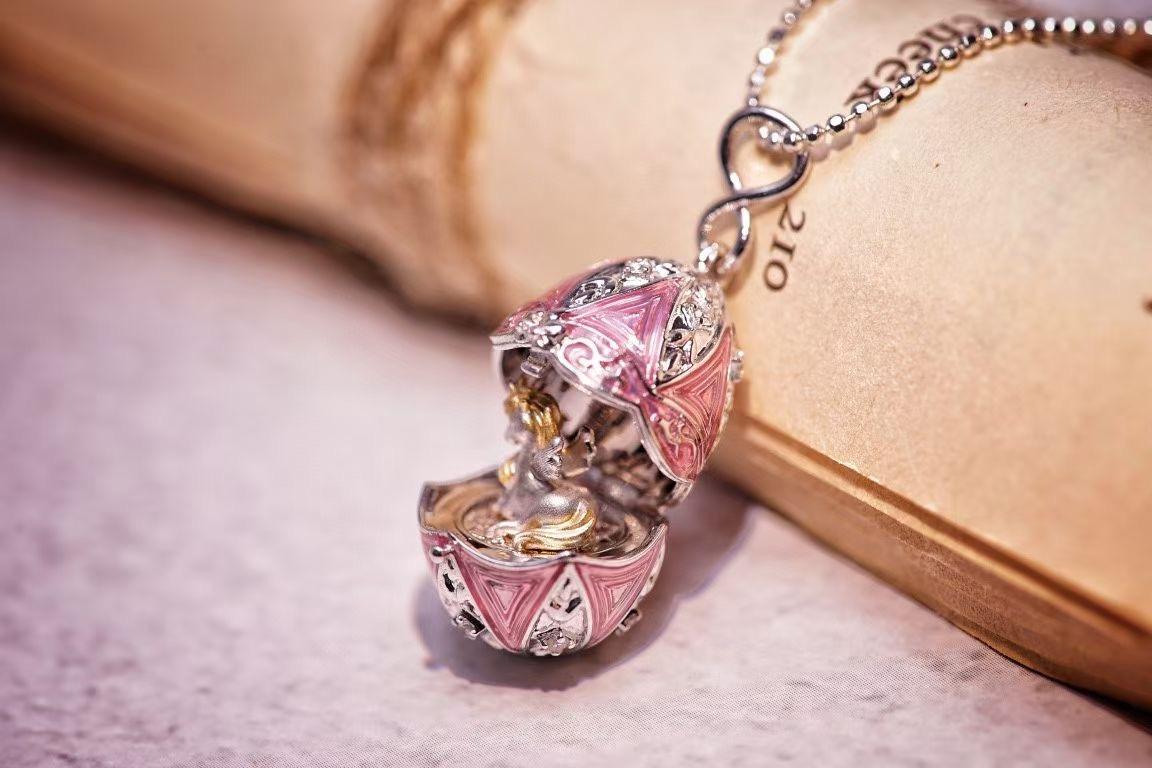 Collier pendentif en or 18K émaillé de saphirs et de diamants 