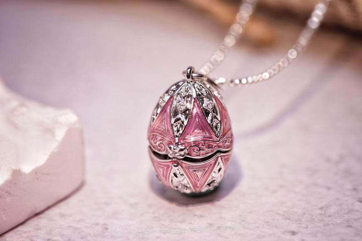 Collier pendentif en or 18K émaillé de saphirs et de diamants 