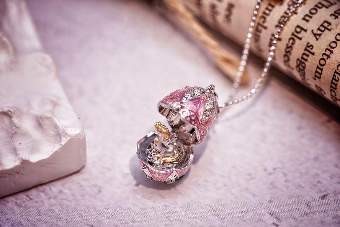 Collier pendentif en or 18K émaillé de saphirs et de diamants 