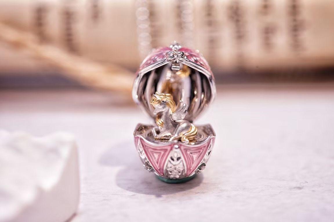 Collier pendentif en or 18K émaillé de saphirs et de diamants 