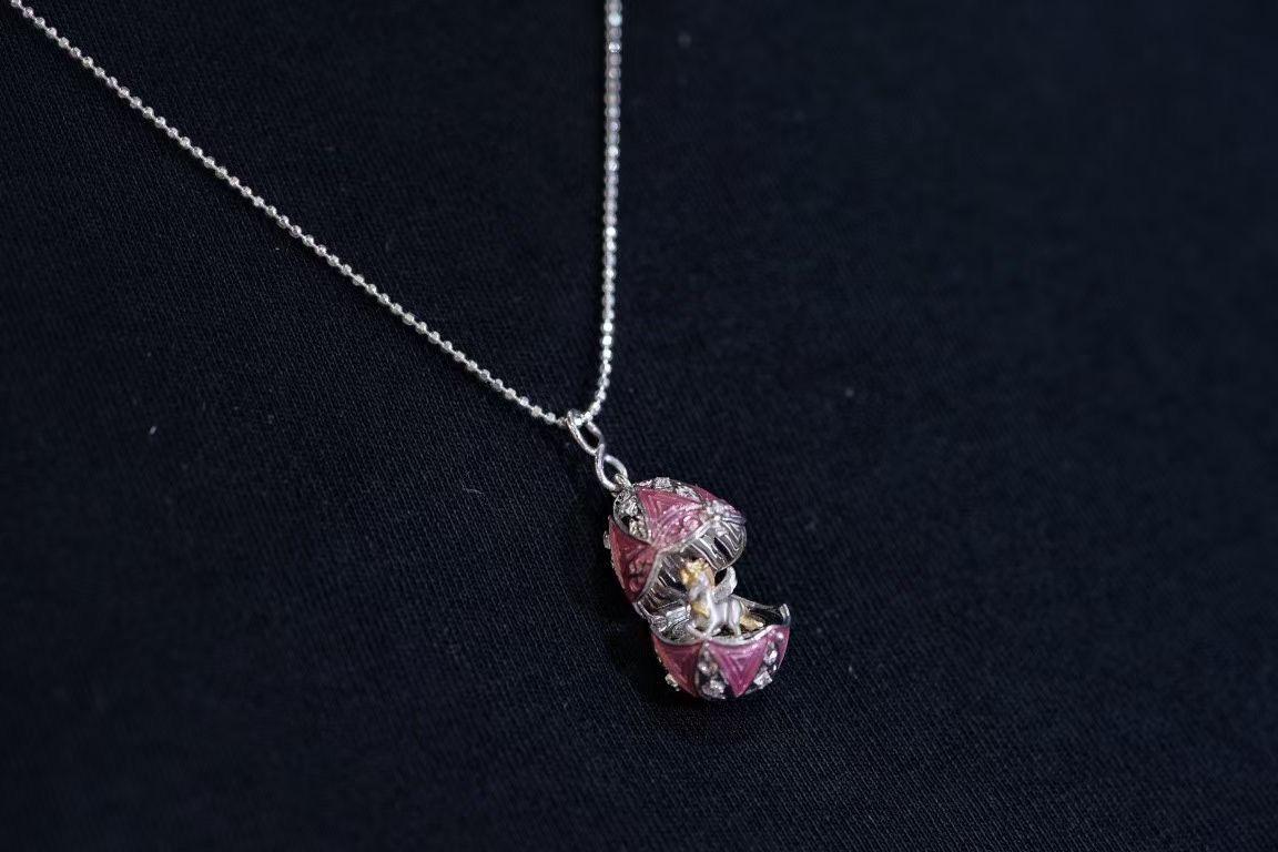 Collier pendentif en or 18K émaillé de saphirs et de diamants 