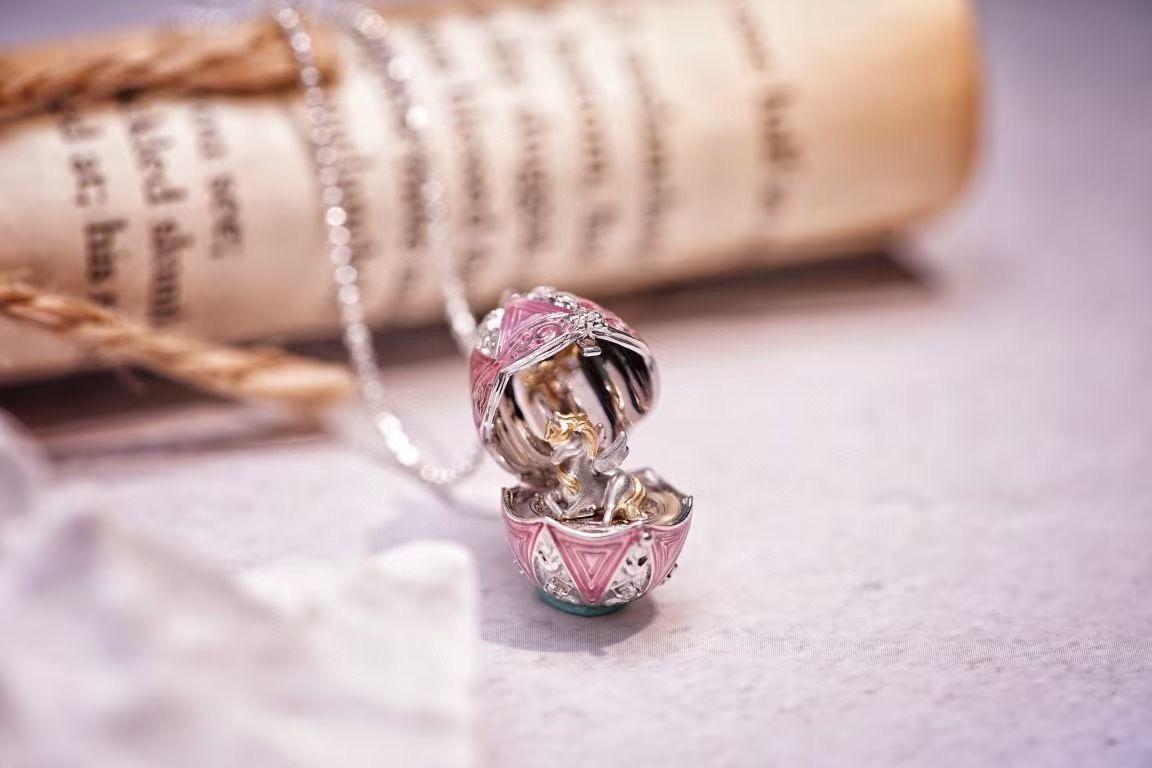 Collier pendentif en or 18K émaillé de saphirs et de diamants 