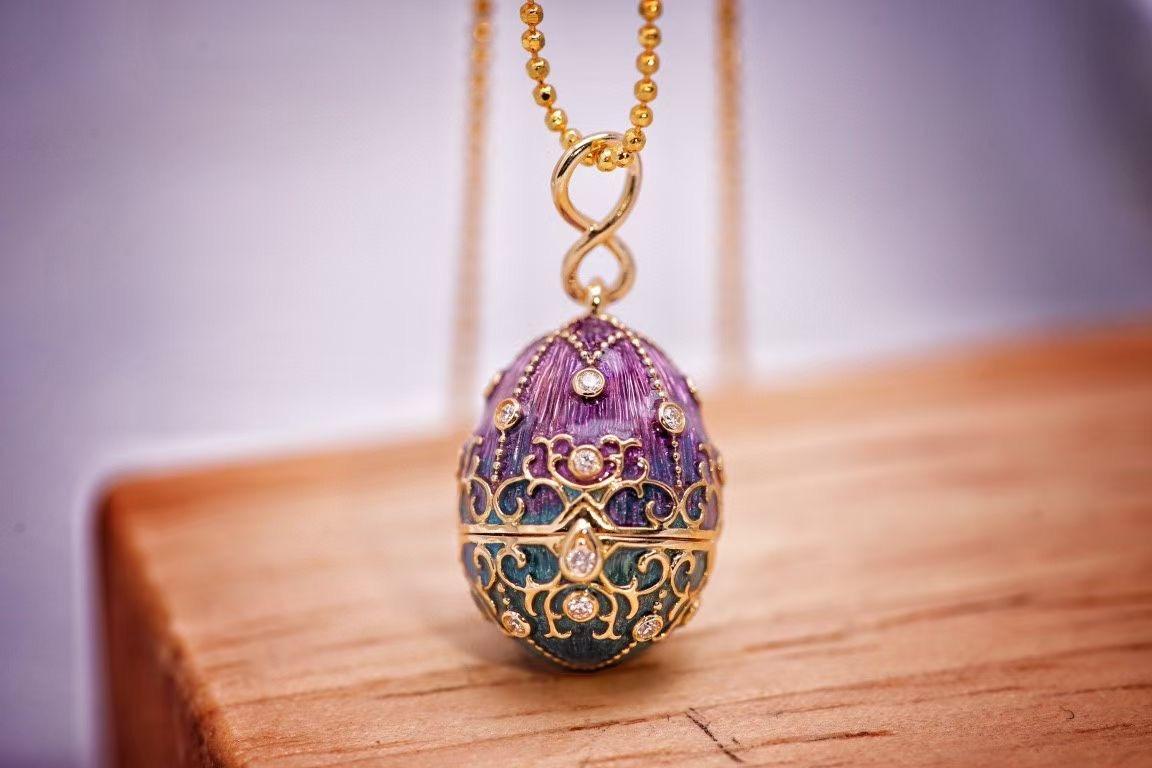 Moderne Collier pendentif en or 18K émaillé de saphirs et de diamants 