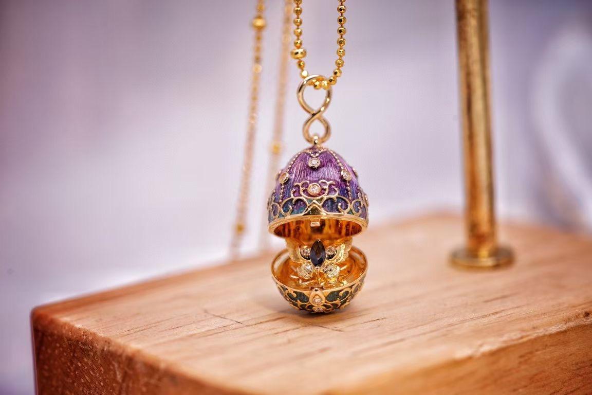 Collier pendentif en or 18K émaillé de saphirs et de diamants 