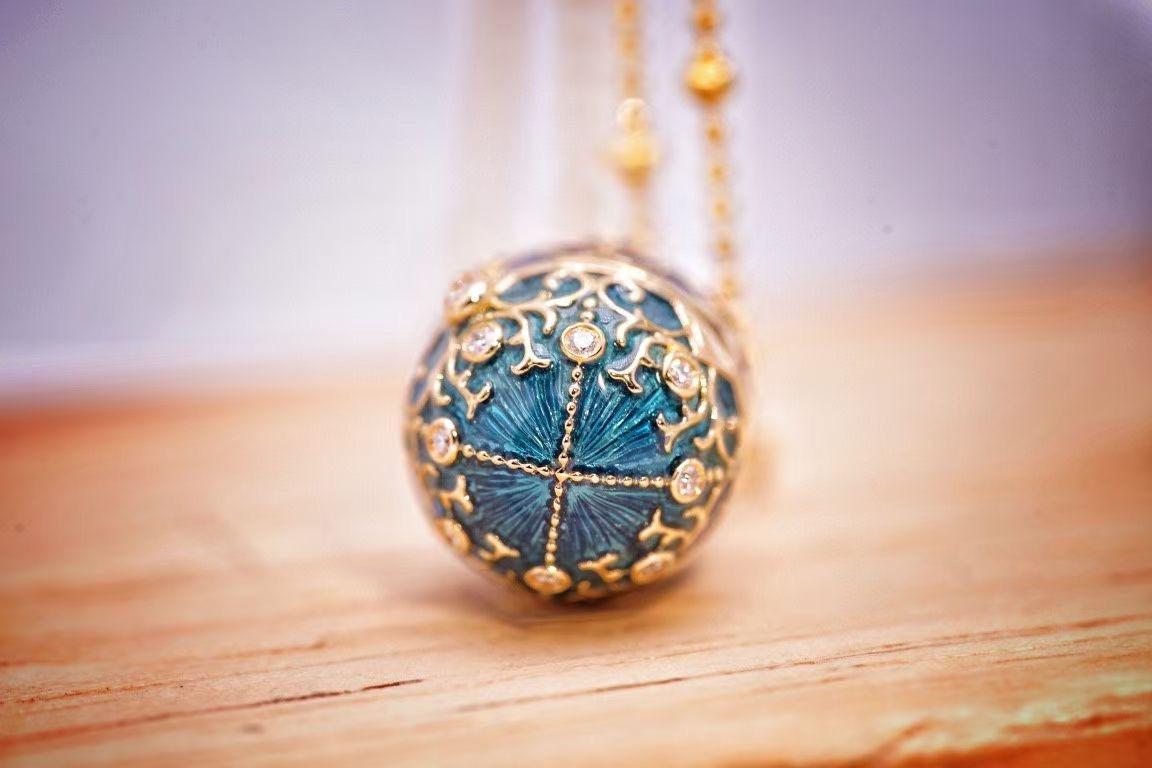 Collier pendentif en or 18K émaillé de saphirs et de diamants 