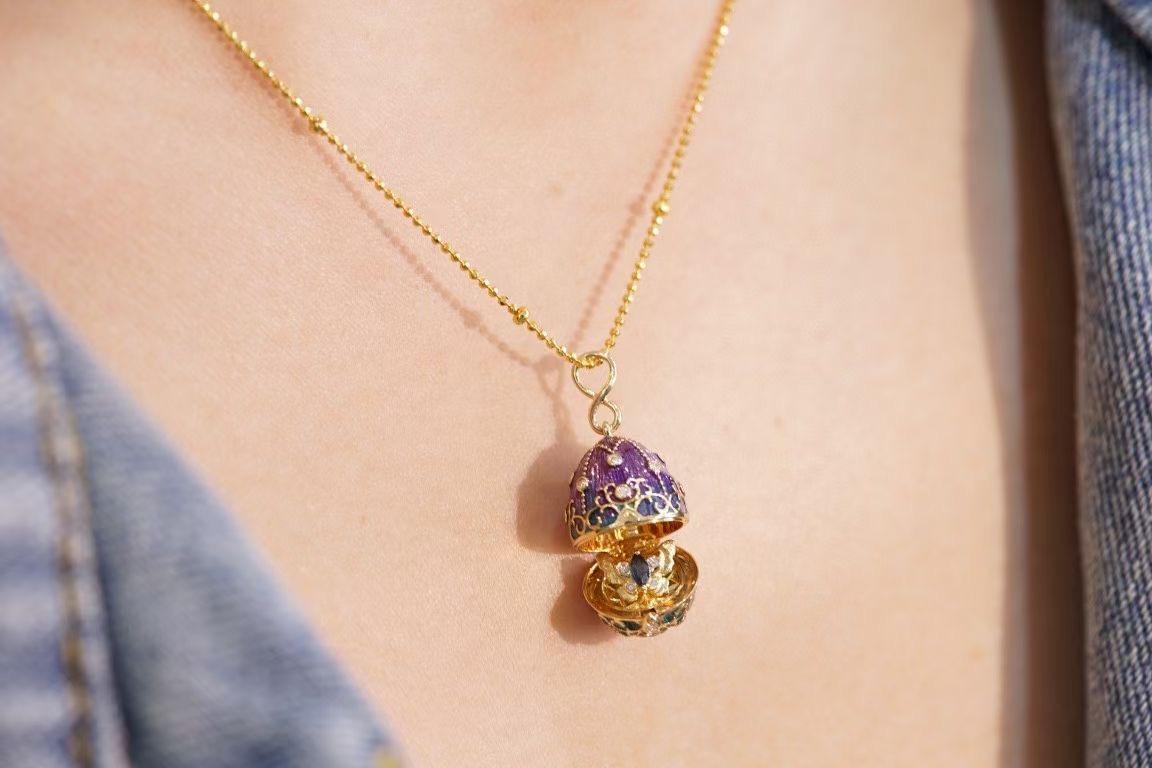 Collier pendentif en or 18K émaillé de saphirs et de diamants 