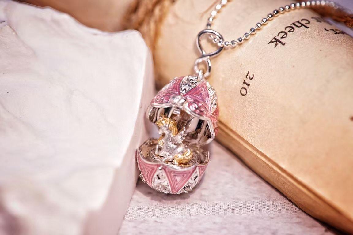 Collier pendentif en or 18K émaillé de saphirs et de diamants 