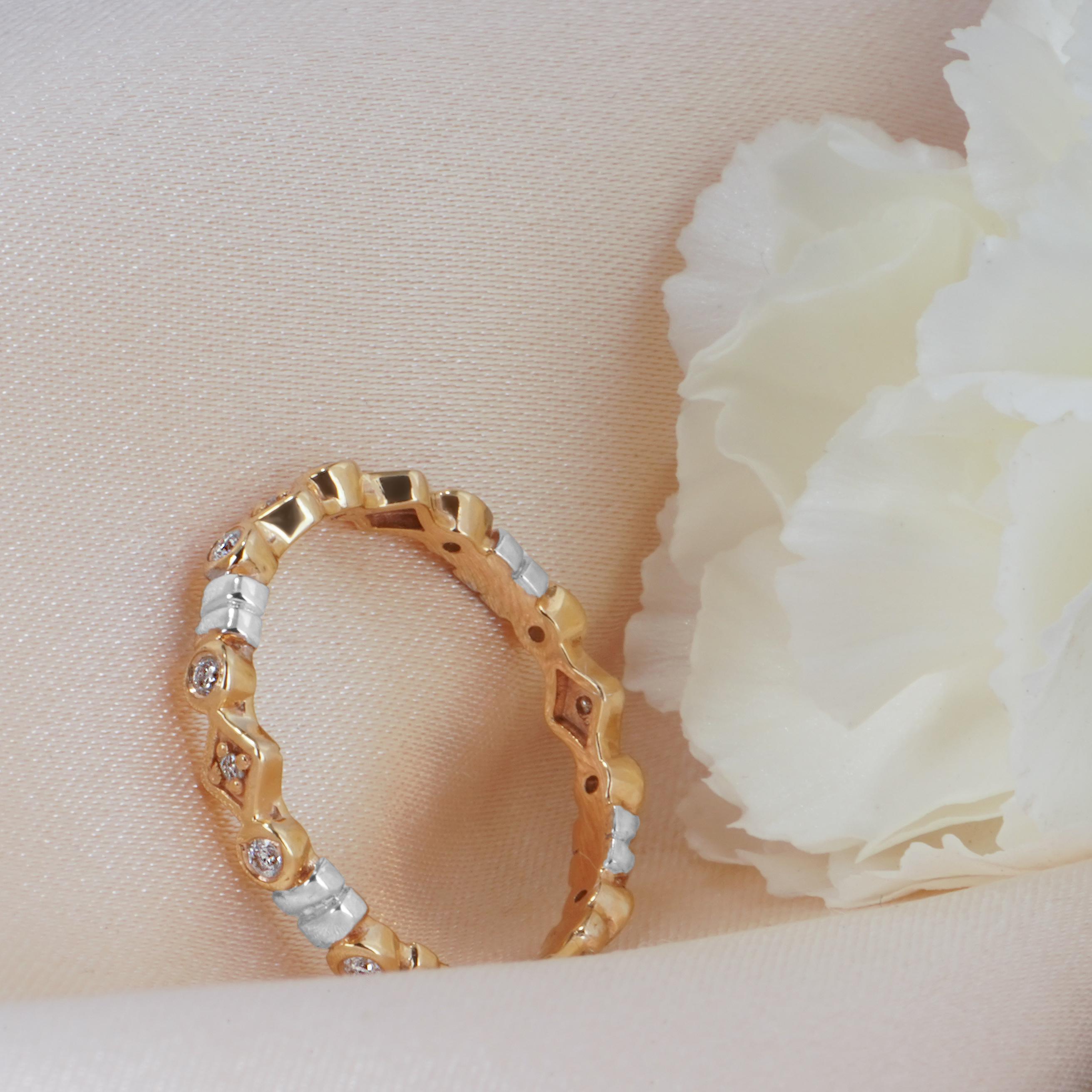 Women's or Men's 18K GOLD Edessa moissanite ring For Sale