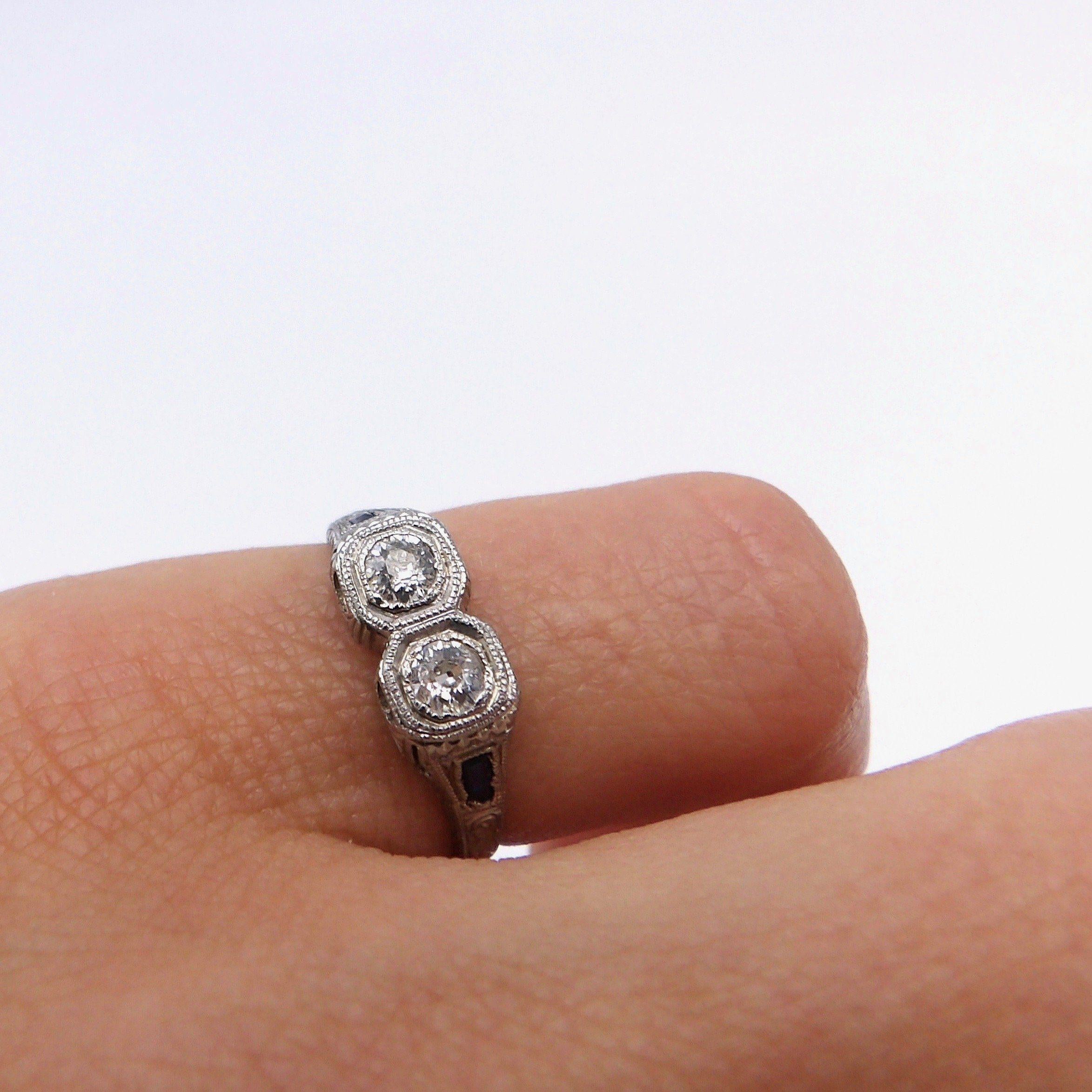 Anillo de oro de 18 quilates Edwardian/Art Decó de dos diamantes y zafiros en venta 5