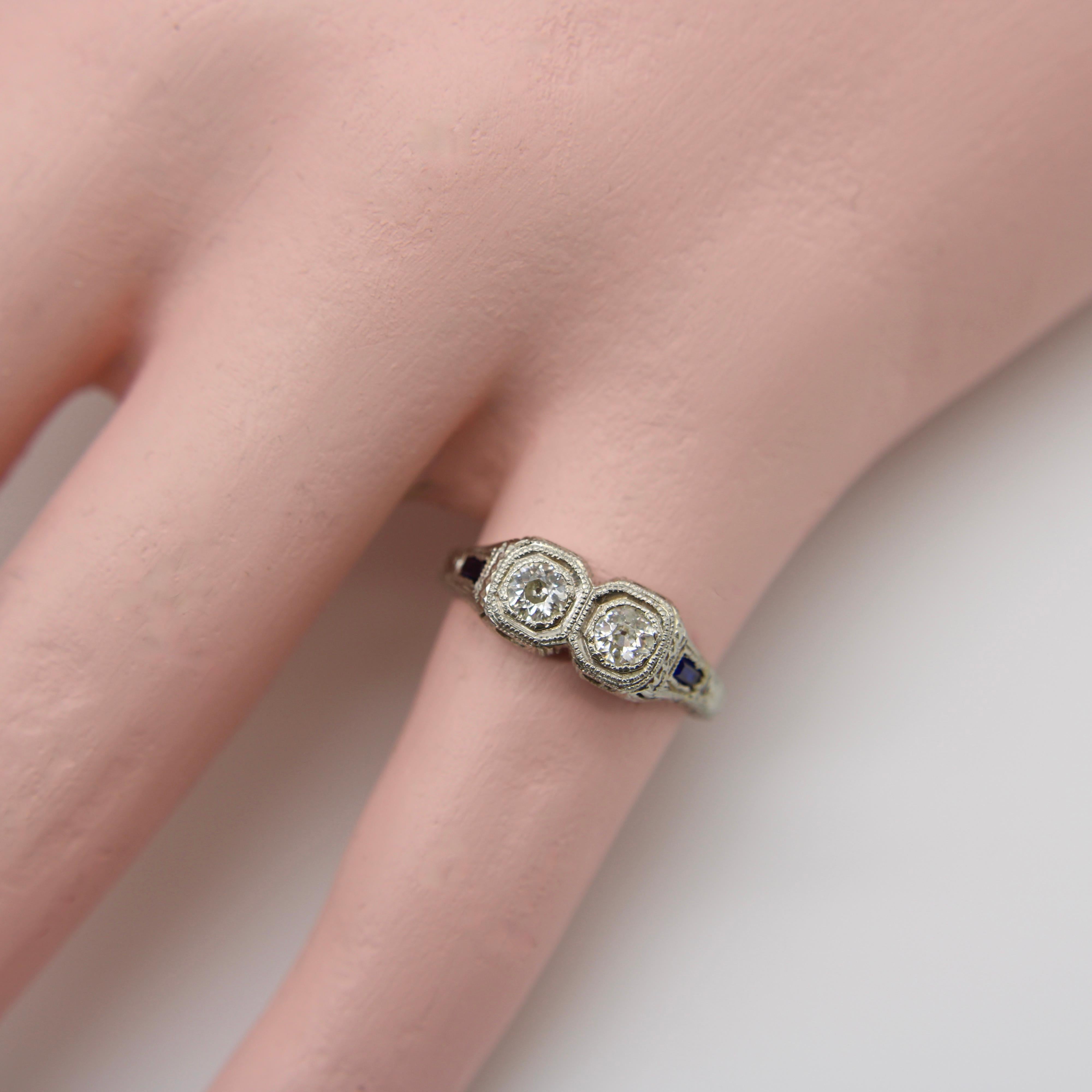 Anillo de oro de 18 quilates Edwardian/Art Decó de dos diamantes y zafiros en venta 6