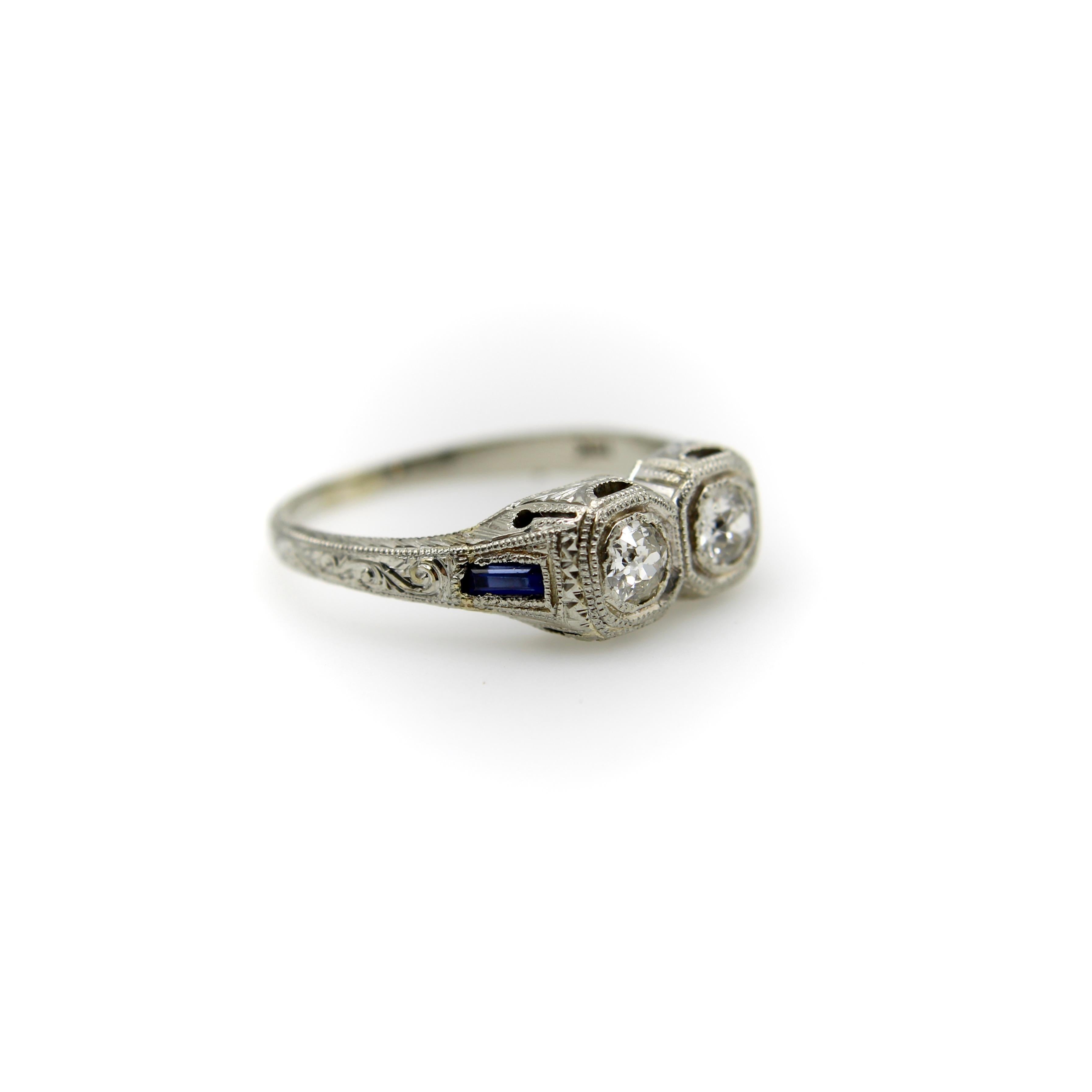 Anillo de oro de 18 quilates Edwardian/Art Decó de dos diamantes y zafiros en Bueno estado para la venta en Venice, CA