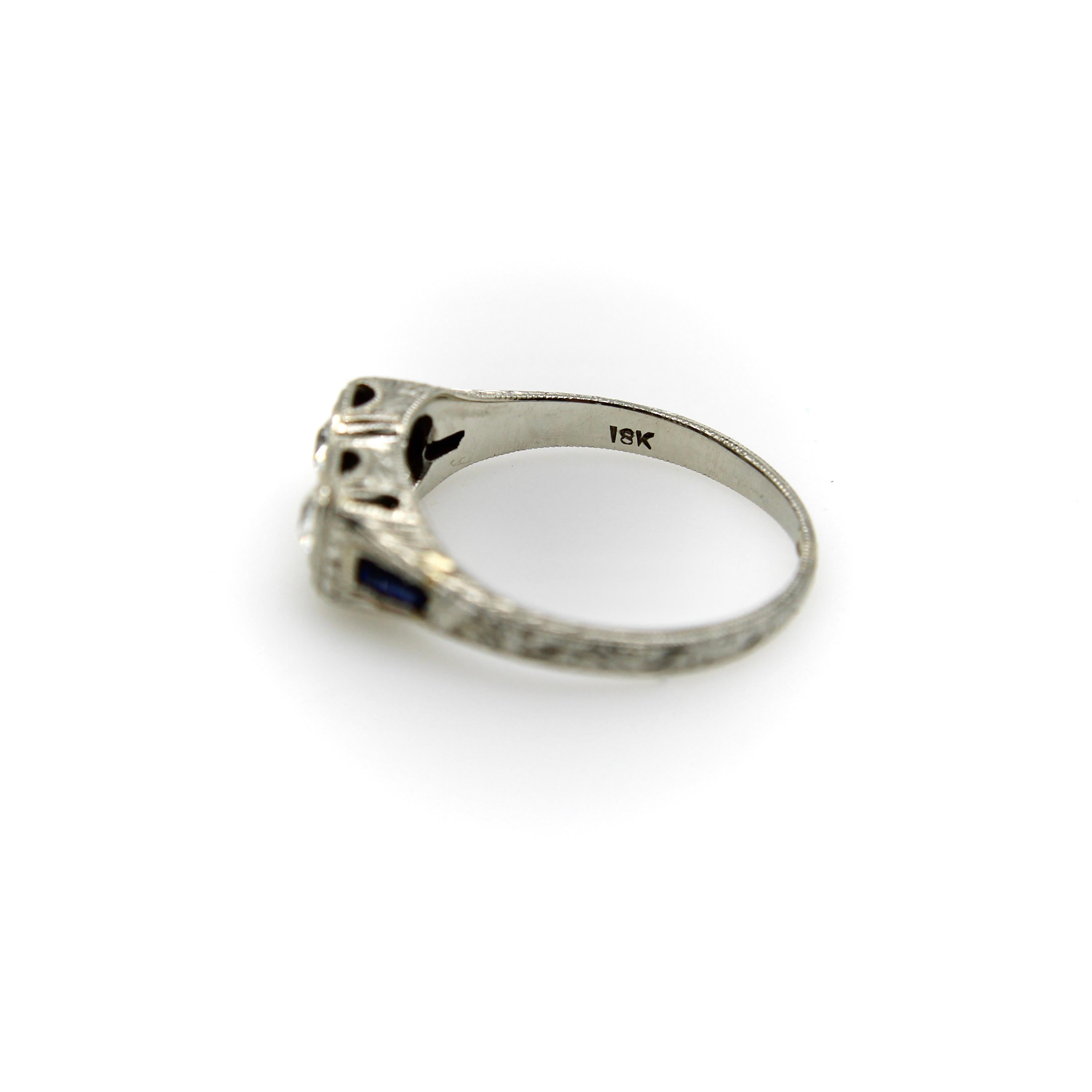 Anillo de oro de 18 quilates Edwardian/Art Decó de dos diamantes y zafiros en venta 1