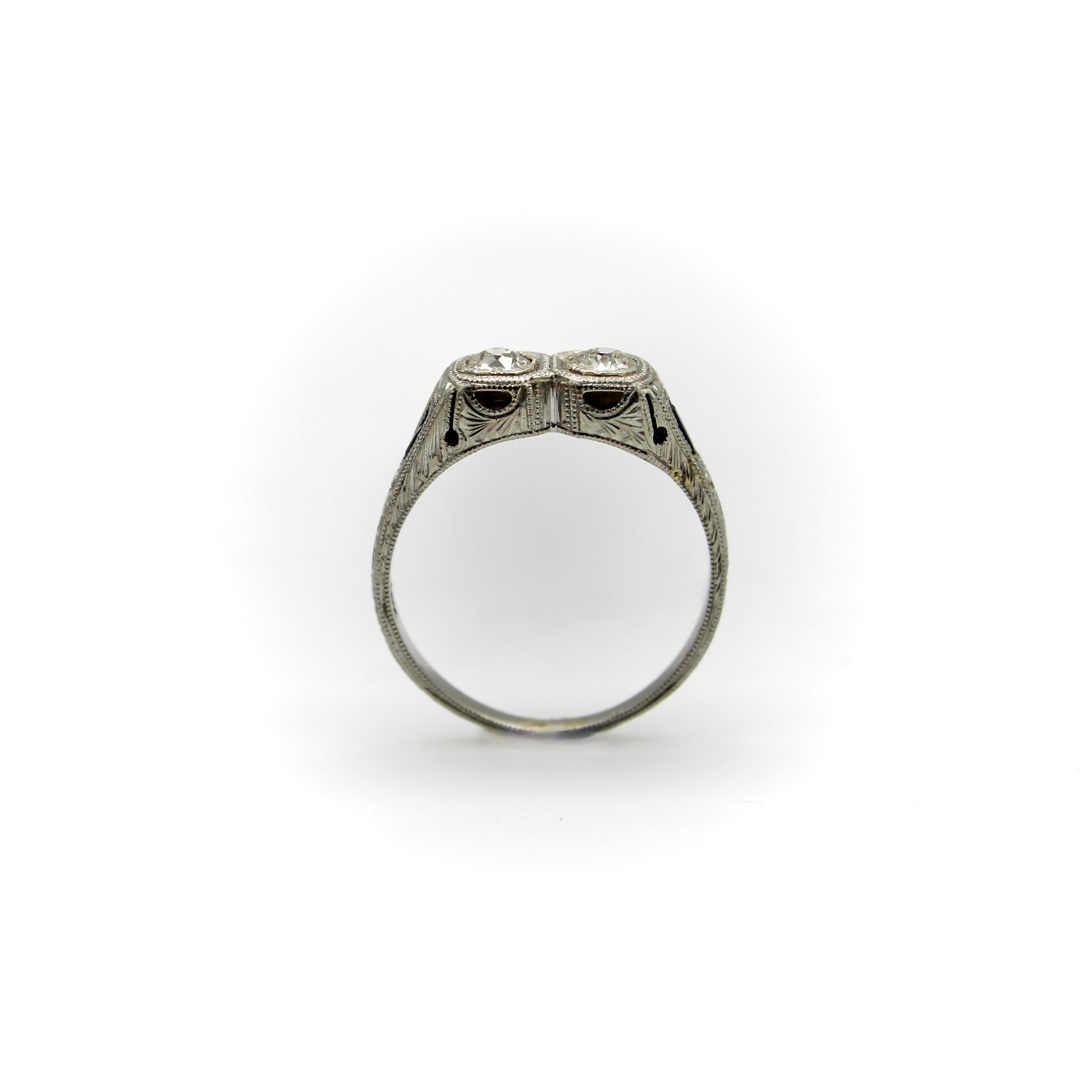 Anillo de oro de 18 quilates Edwardian/Art Decó de dos diamantes y zafiros en venta 3