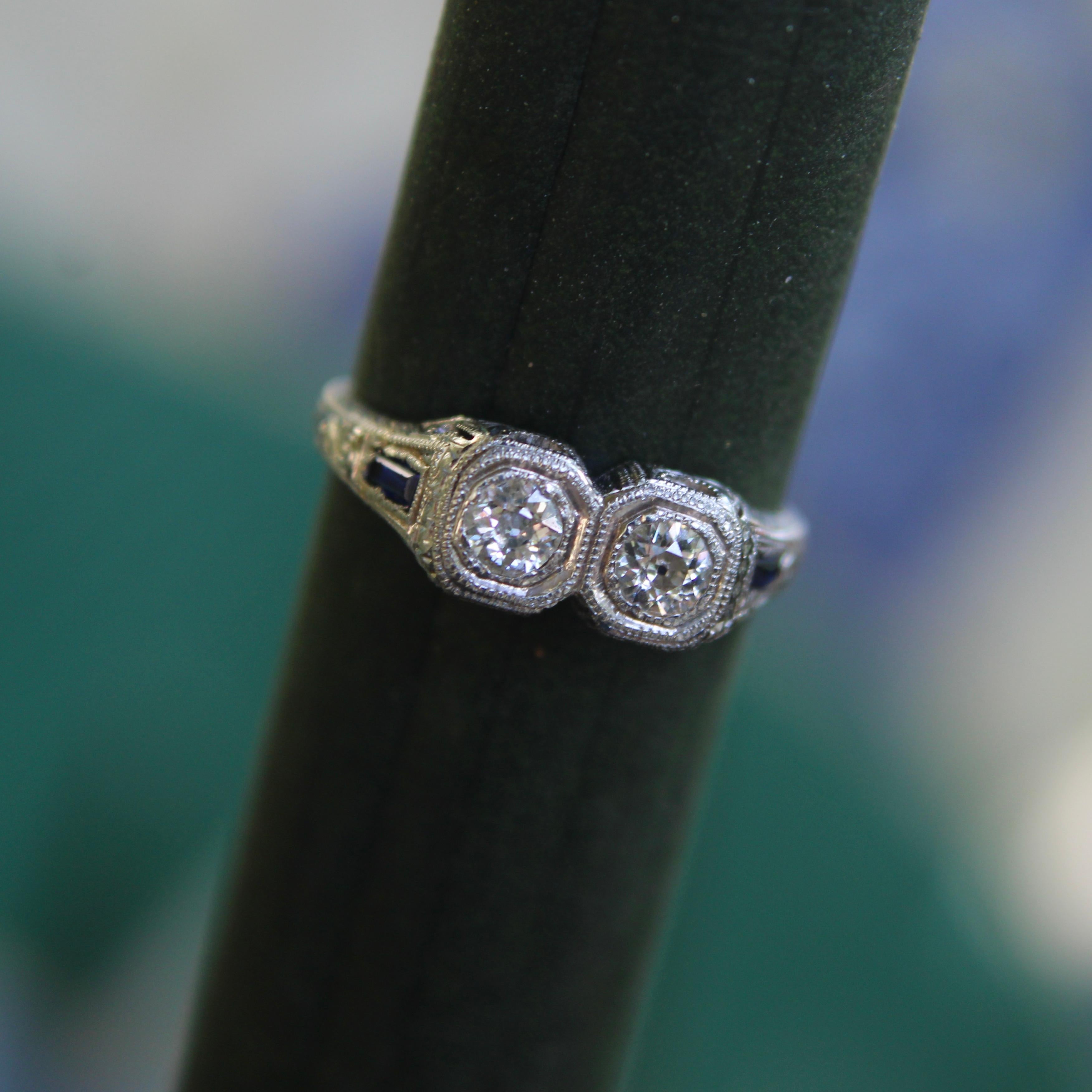 Anillo de oro de 18 quilates Edwardian/Art Decó de dos diamantes y zafiros en venta 4