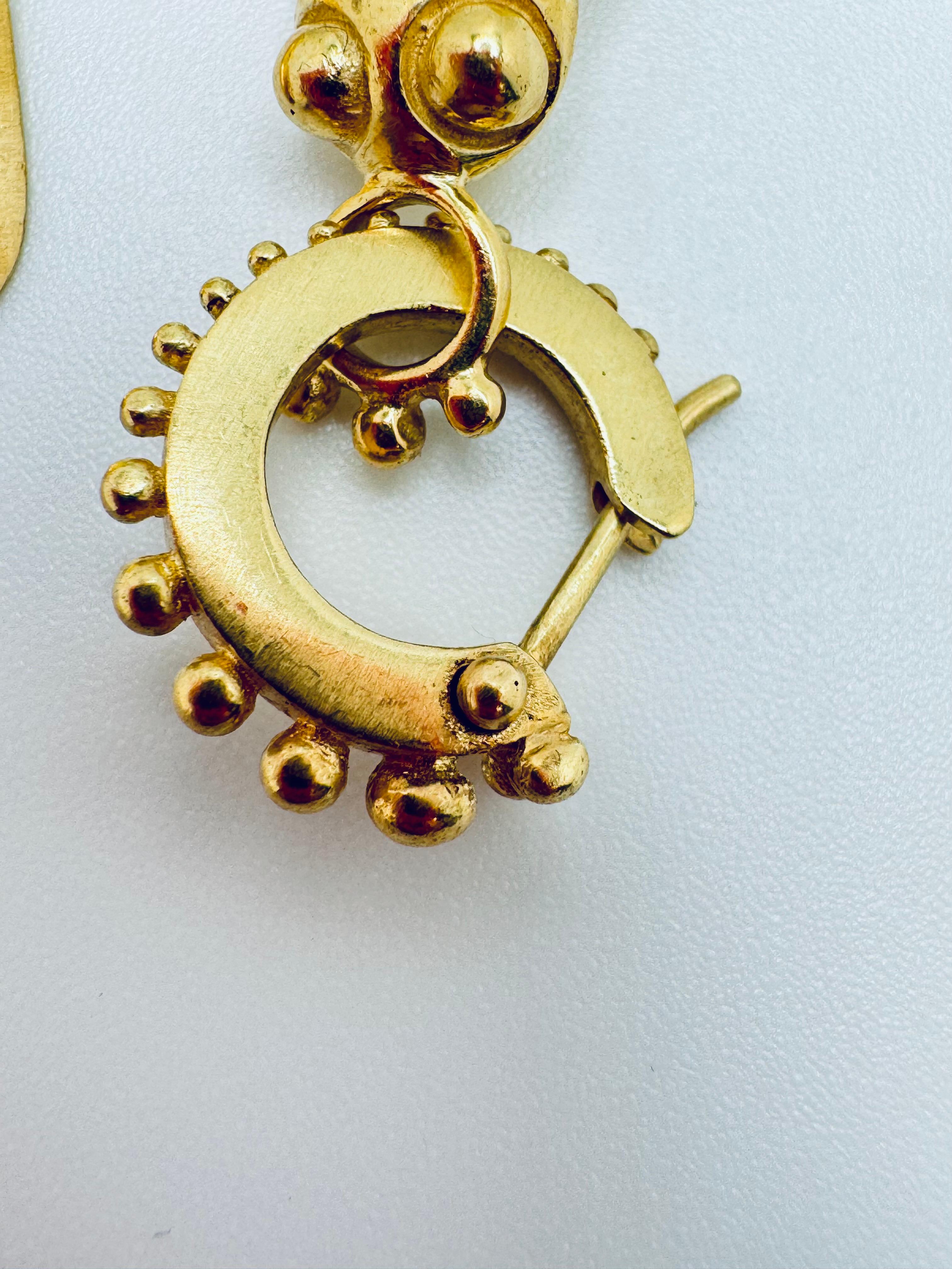 Orecchini pendenti con scarabeo egiziano in oro 18K in vendita 5