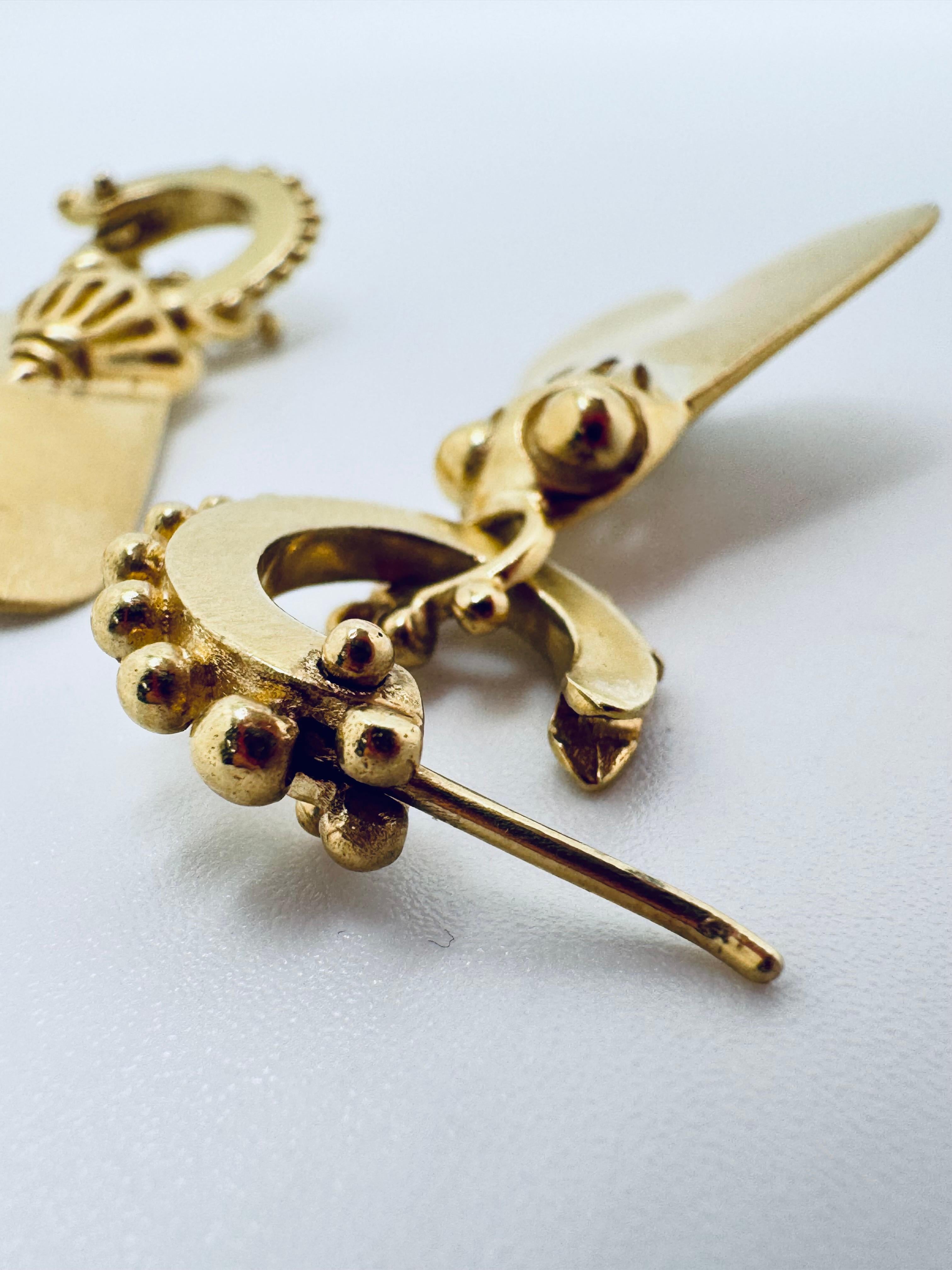 Orecchini pendenti con scarabeo egiziano in oro 18K in vendita 6