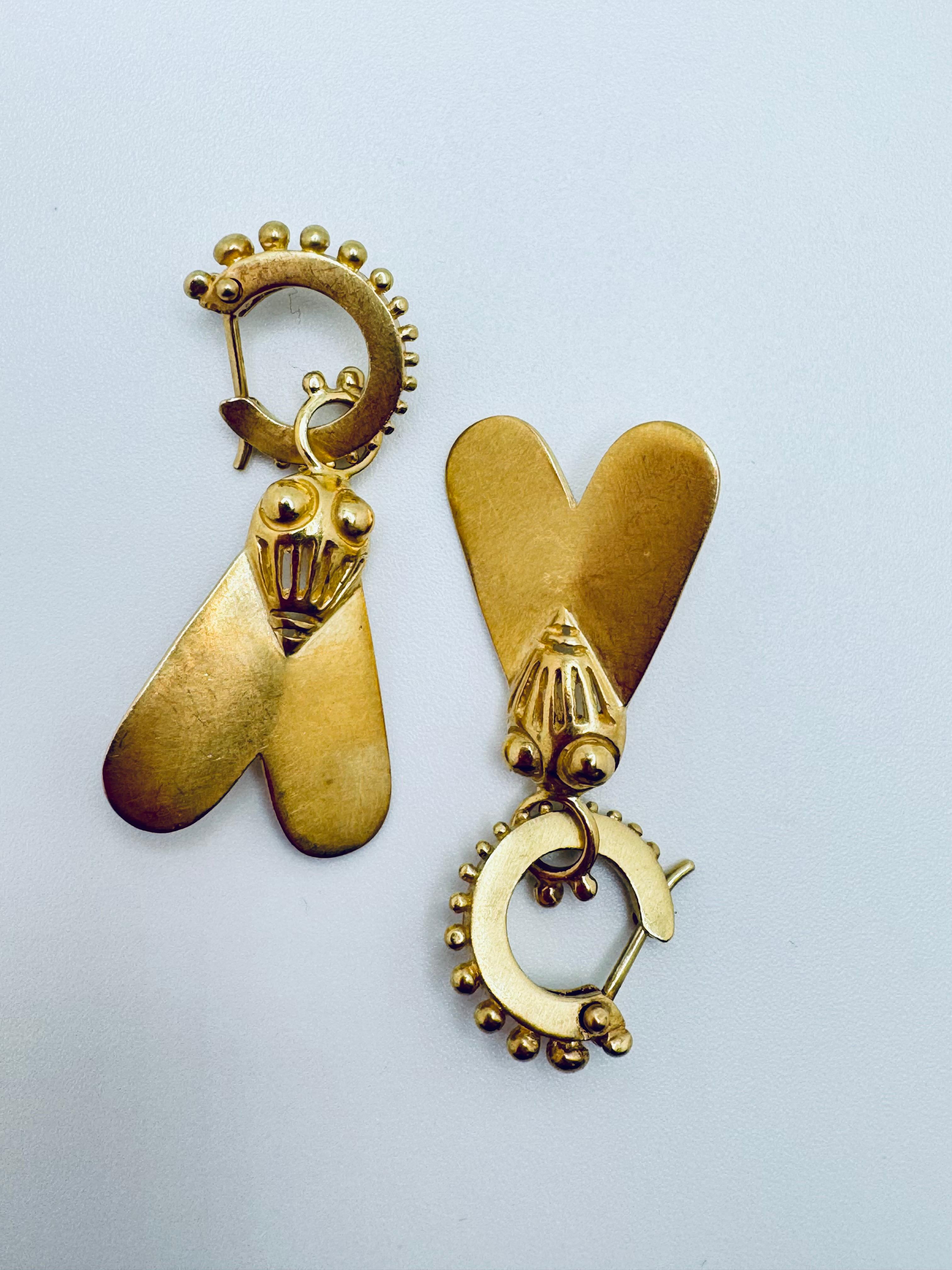 Orecchini pendenti con scarabeo egiziano in oro 18K in vendita 3